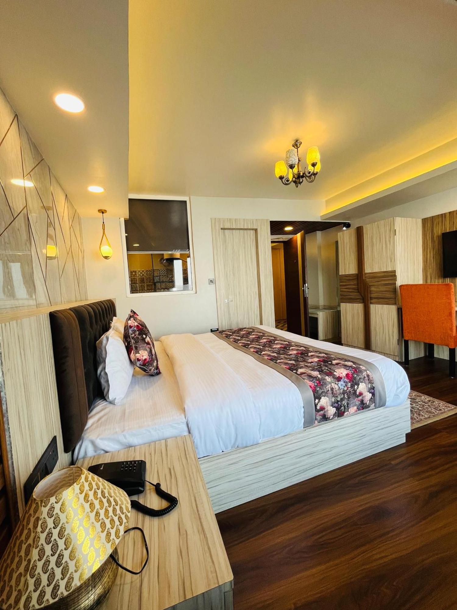 Luxury Stay At Hotel Broadway Boutique Mall Road Chowrasta Near Mahakal Temple 다르질링 외부 사진