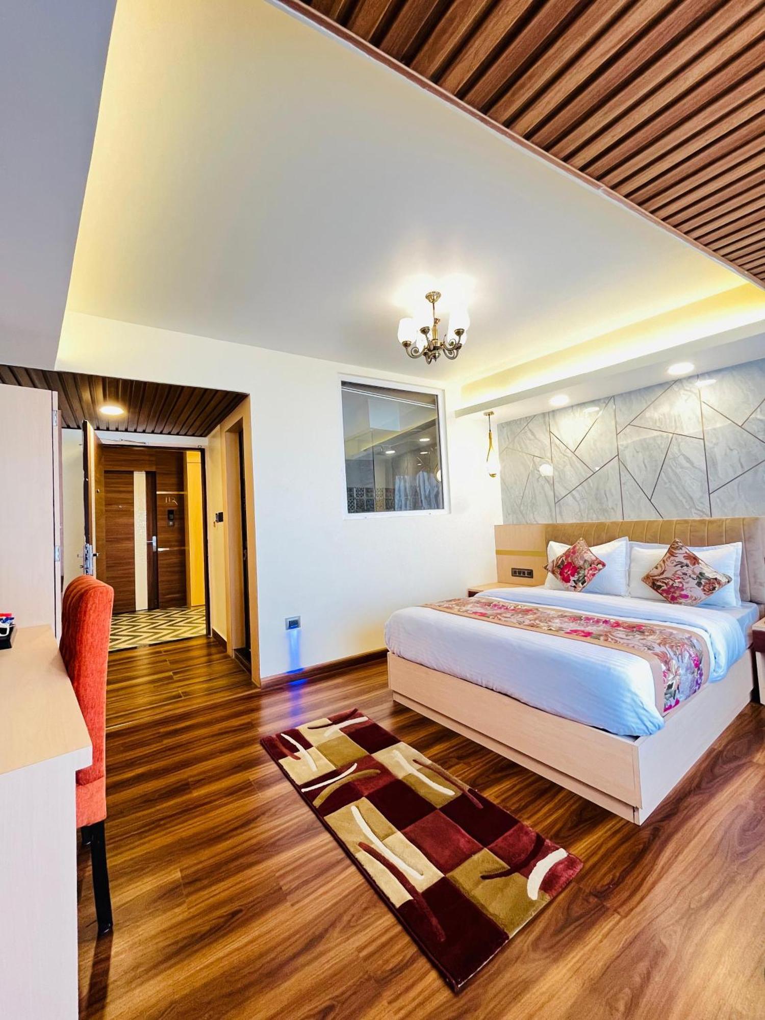 Luxury Stay At Hotel Broadway Boutique Mall Road Chowrasta Near Mahakal Temple 다르질링 외부 사진