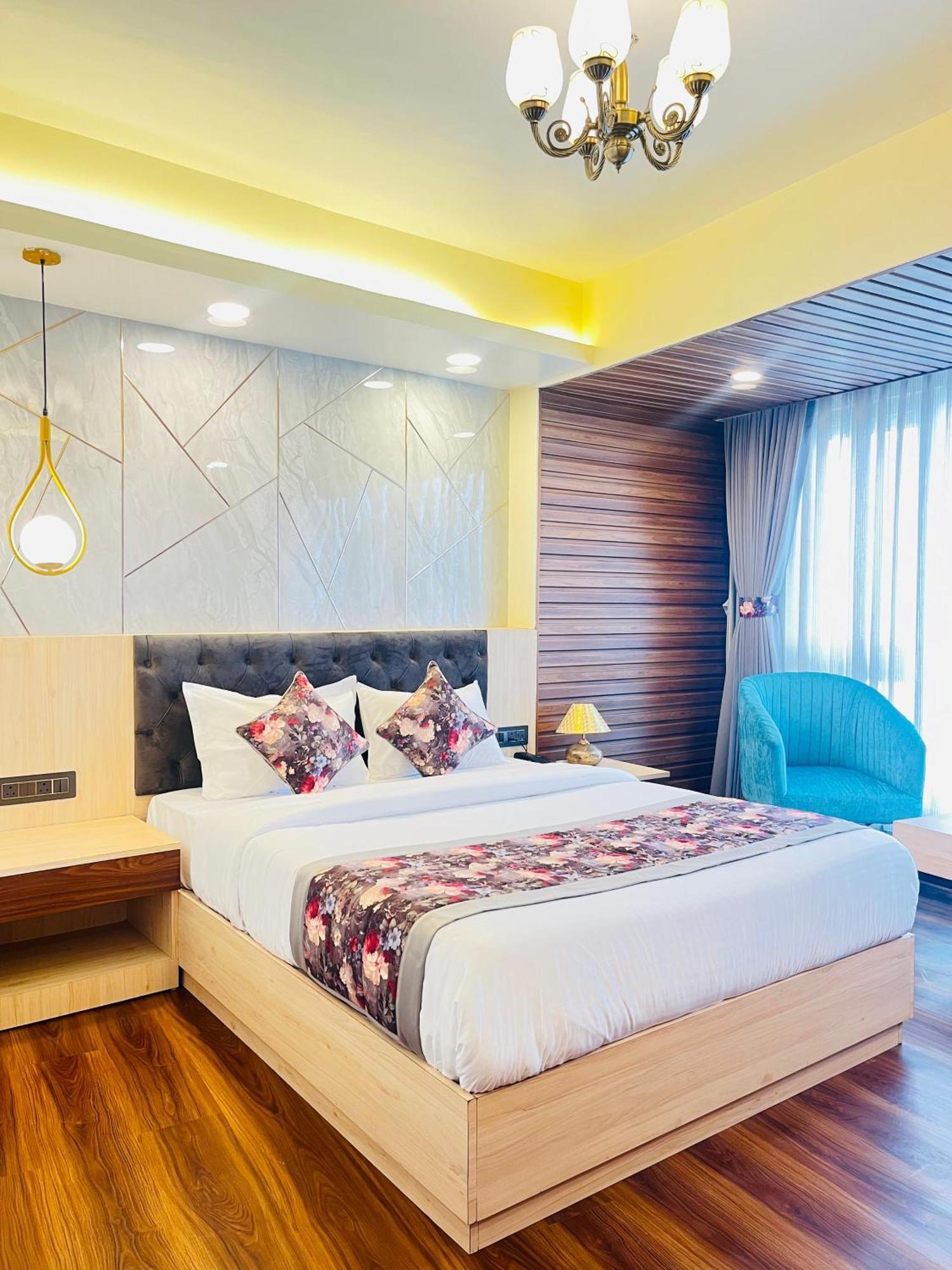 Luxury Stay At Hotel Broadway Boutique Mall Road Chowrasta Near Mahakal Temple 다르질링 외부 사진