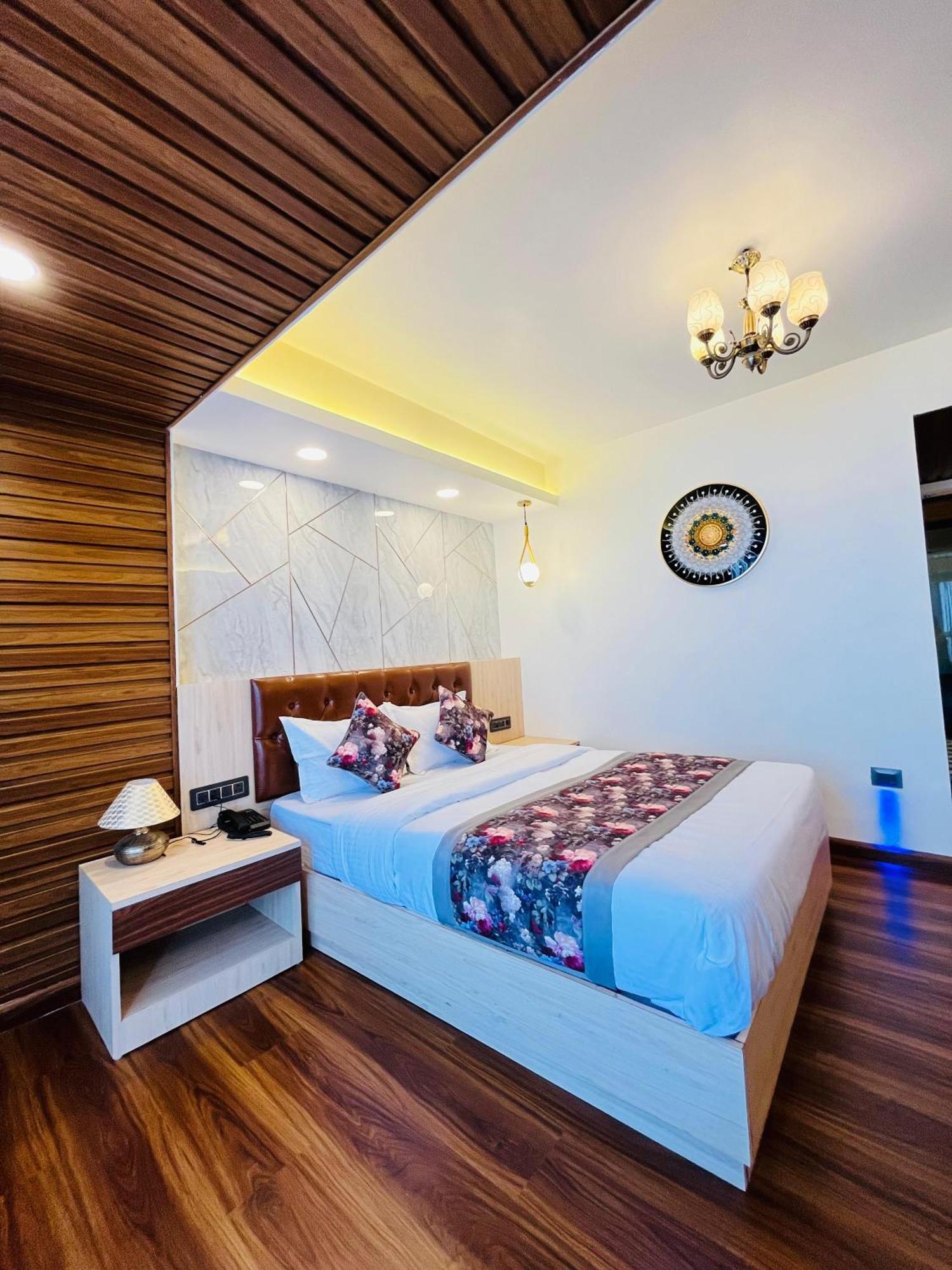 Luxury Stay At Hotel Broadway Boutique Mall Road Chowrasta Near Mahakal Temple 다르질링 외부 사진