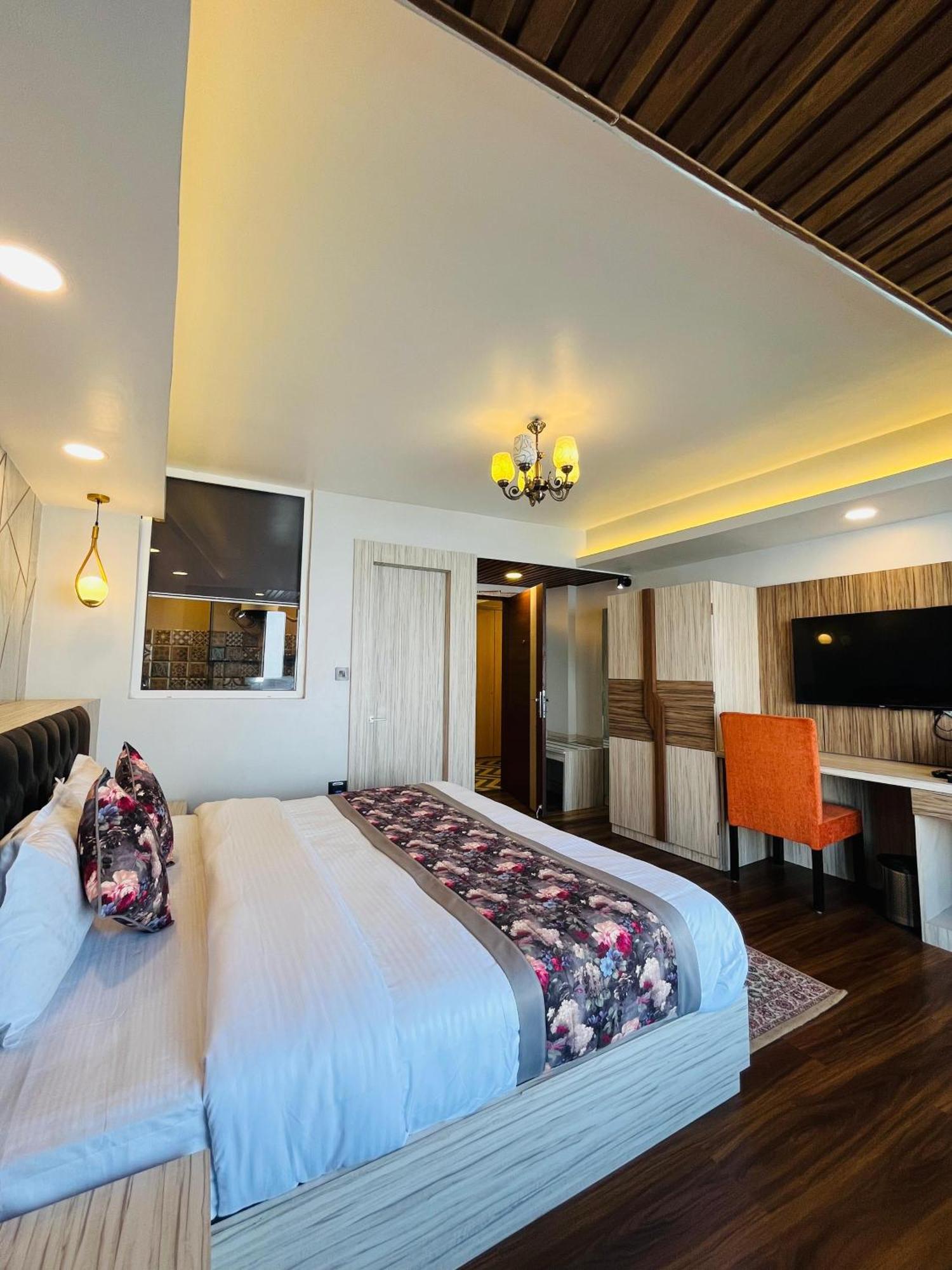 Luxury Stay At Hotel Broadway Boutique Mall Road Chowrasta Near Mahakal Temple 다르질링 외부 사진