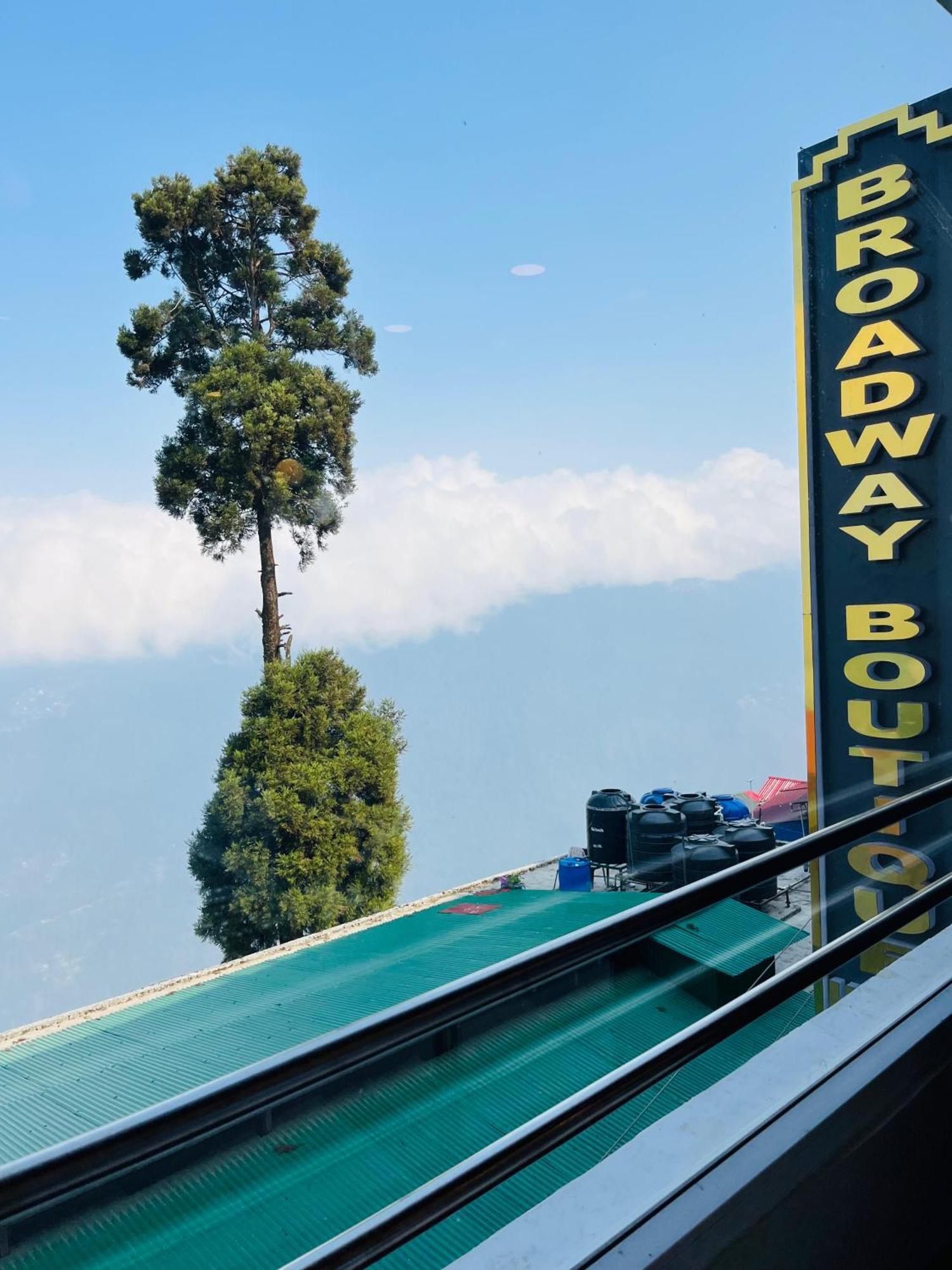 Luxury Stay At Hotel Broadway Boutique Mall Road Chowrasta Near Mahakal Temple 다르질링 외부 사진