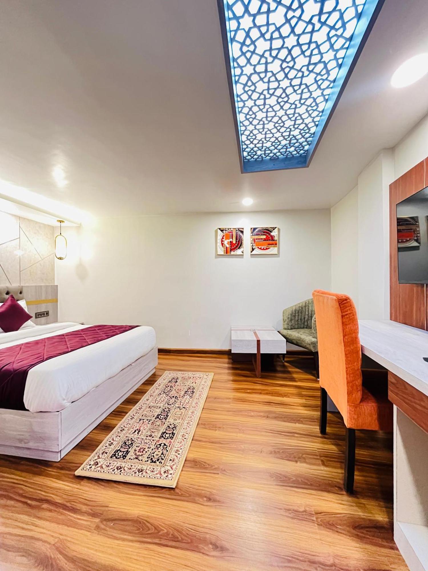 Luxury Stay At Hotel Broadway Boutique Mall Road Chowrasta Near Mahakal Temple 다르질링 외부 사진