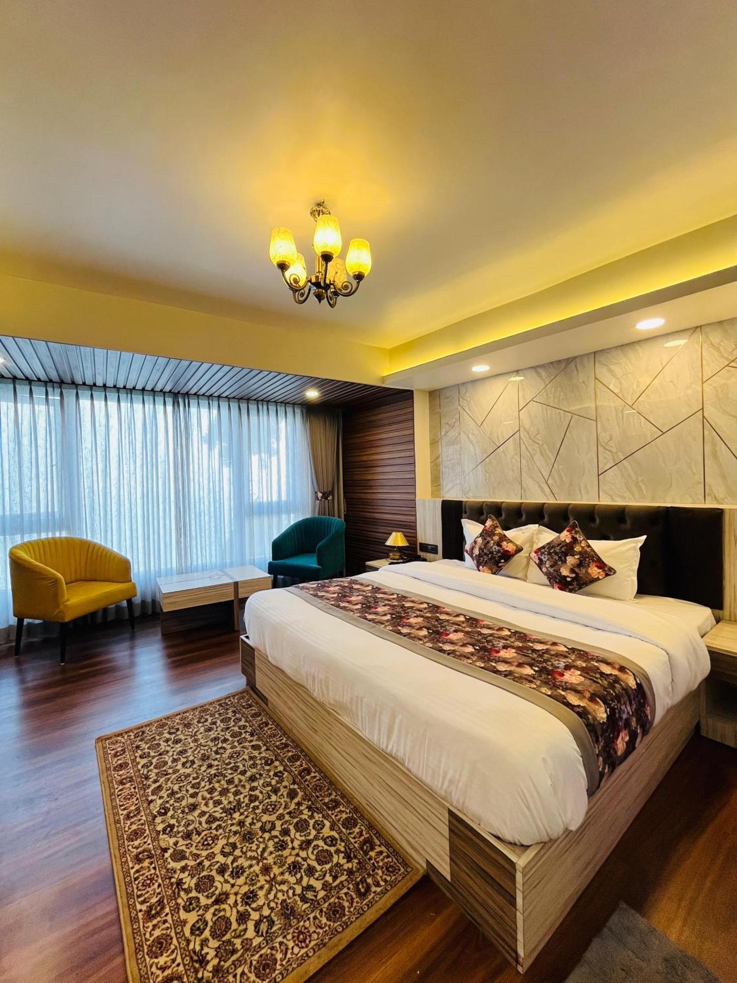 Luxury Stay At Hotel Broadway Boutique Mall Road Chowrasta Near Mahakal Temple 다르질링 외부 사진