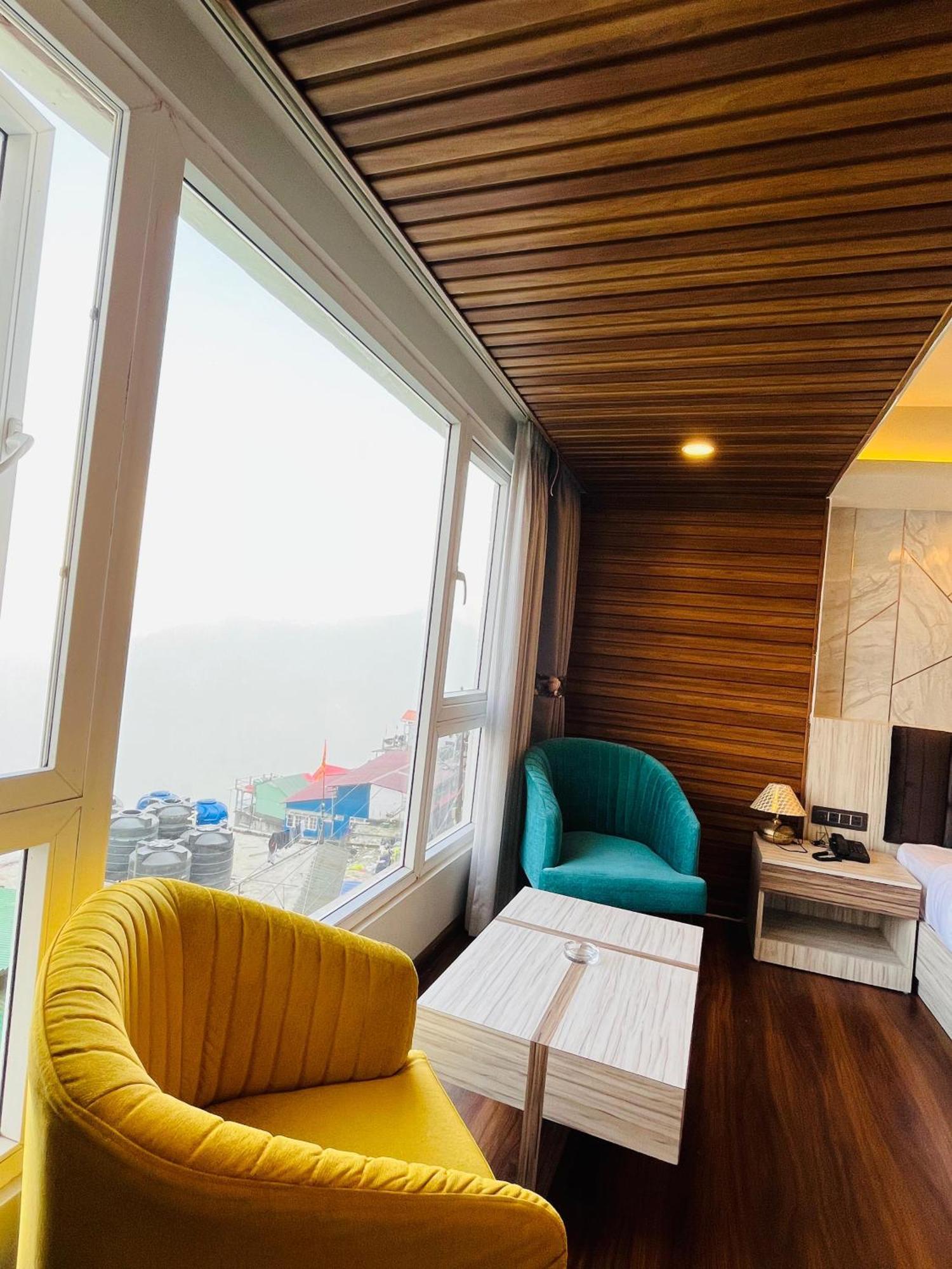 Luxury Stay At Hotel Broadway Boutique Mall Road Chowrasta Near Mahakal Temple 다르질링 외부 사진