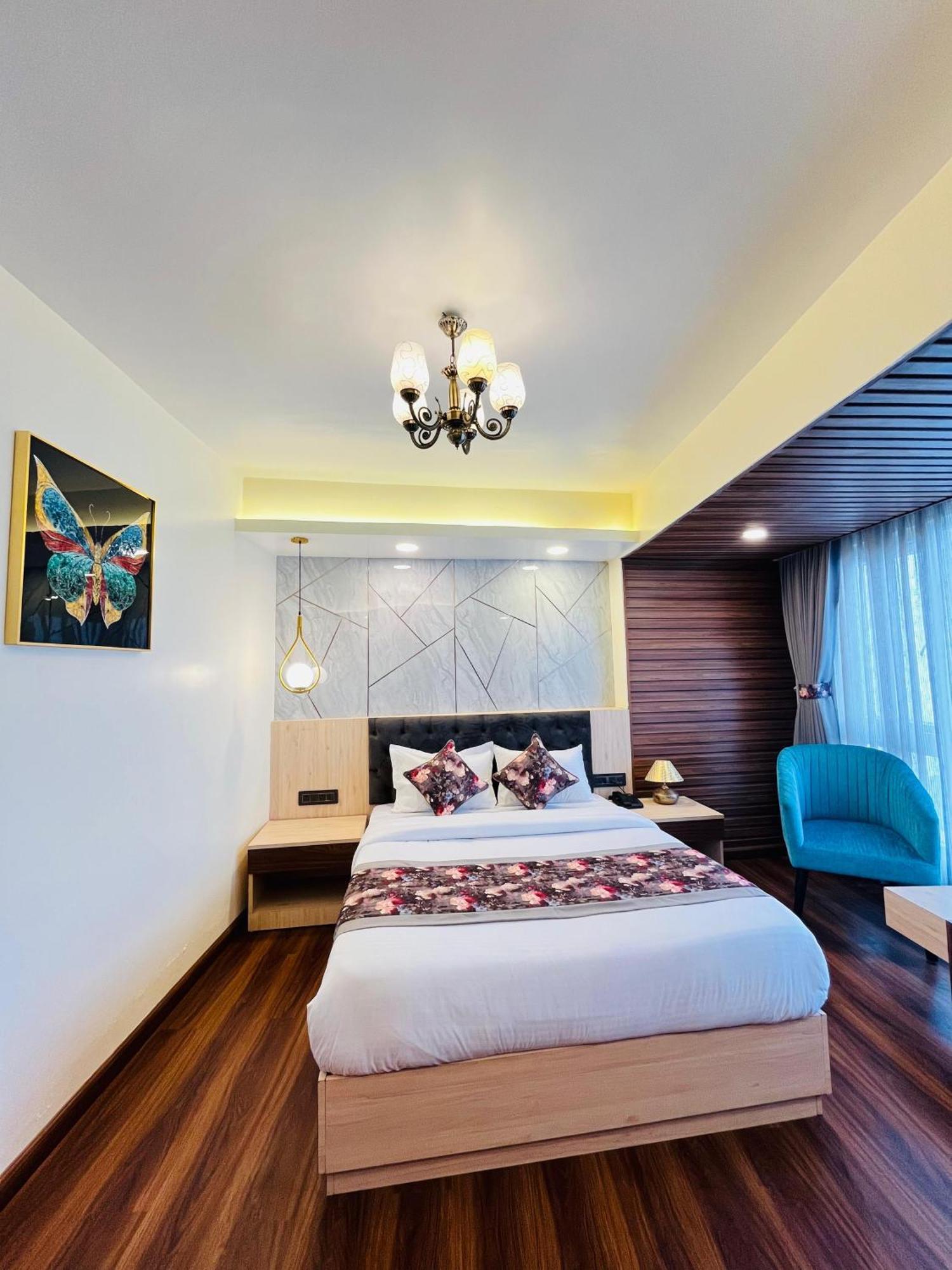 Luxury Stay At Hotel Broadway Boutique Mall Road Chowrasta Near Mahakal Temple 다르질링 외부 사진