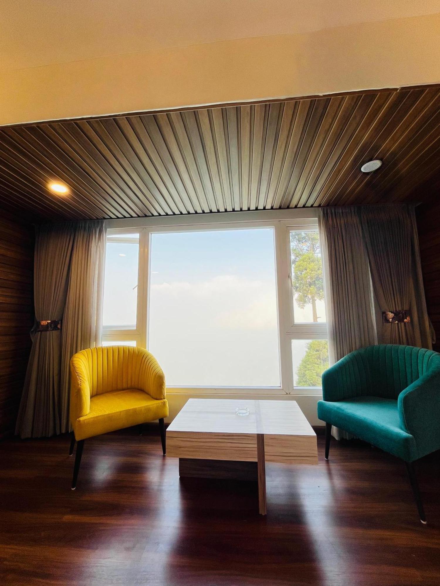 Luxury Stay At Hotel Broadway Boutique Mall Road Chowrasta Near Mahakal Temple 다르질링 외부 사진