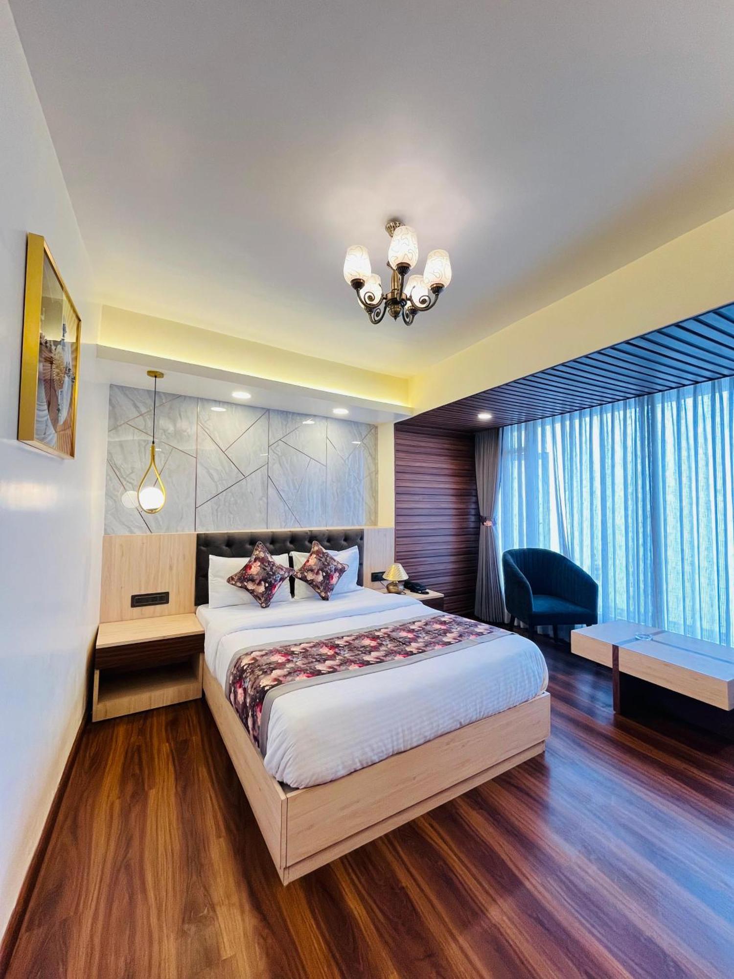 Luxury Stay At Hotel Broadway Boutique Mall Road Chowrasta Near Mahakal Temple 다르질링 외부 사진