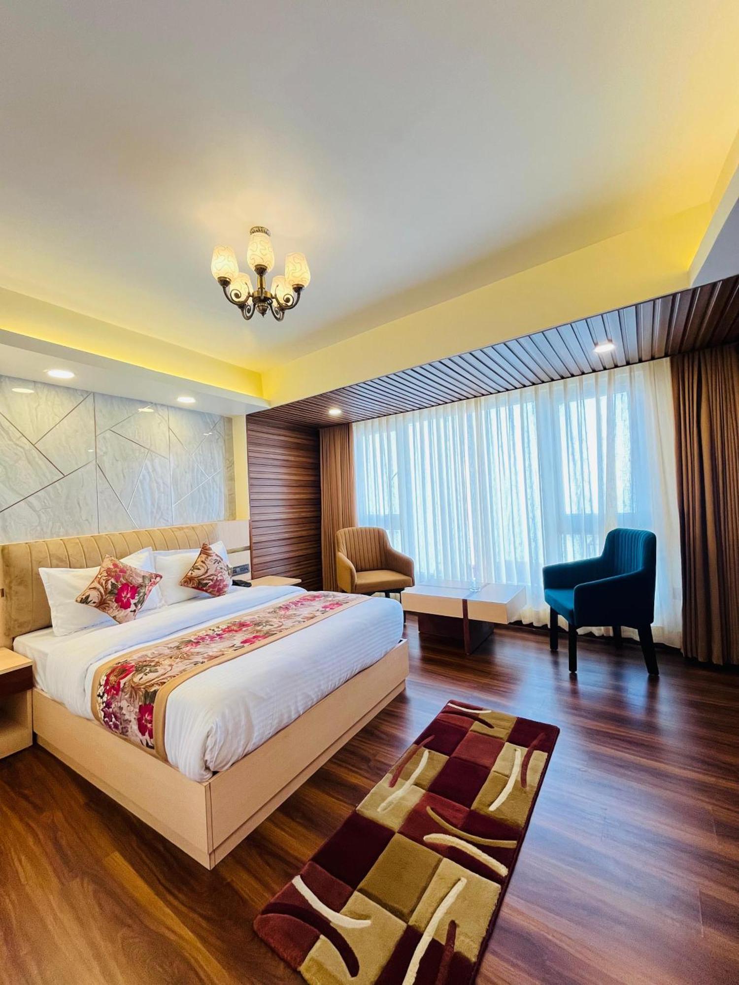 Luxury Stay At Hotel Broadway Boutique Mall Road Chowrasta Near Mahakal Temple 다르질링 외부 사진