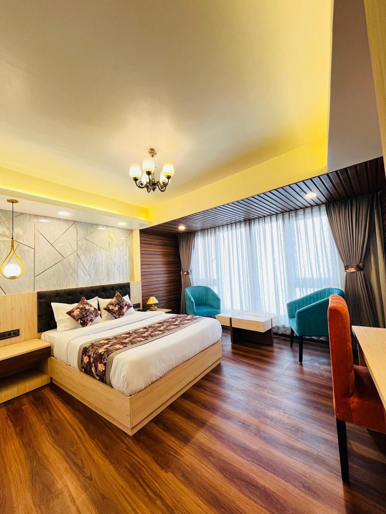 Luxury Stay At Hotel Broadway Boutique Mall Road Chowrasta Near Mahakal Temple 다르질링 외부 사진