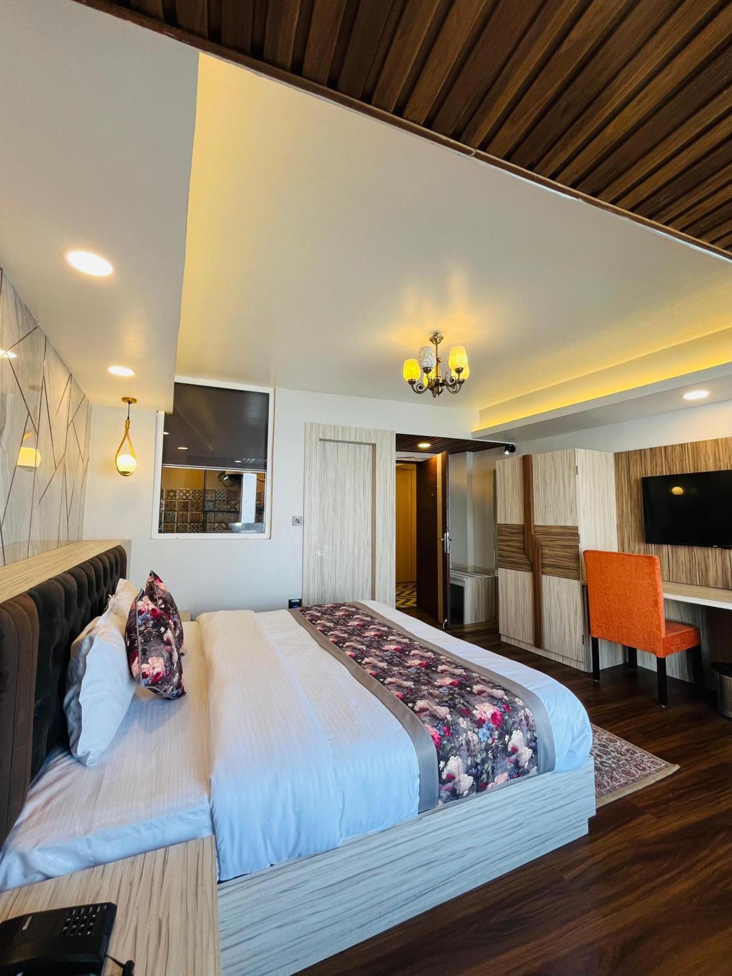 Luxury Stay At Hotel Broadway Boutique Mall Road Chowrasta Near Mahakal Temple 다르질링 외부 사진