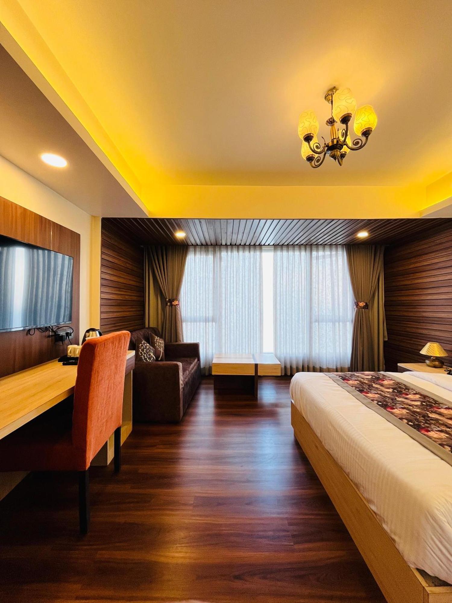 Luxury Stay At Hotel Broadway Boutique Mall Road Chowrasta Near Mahakal Temple 다르질링 외부 사진