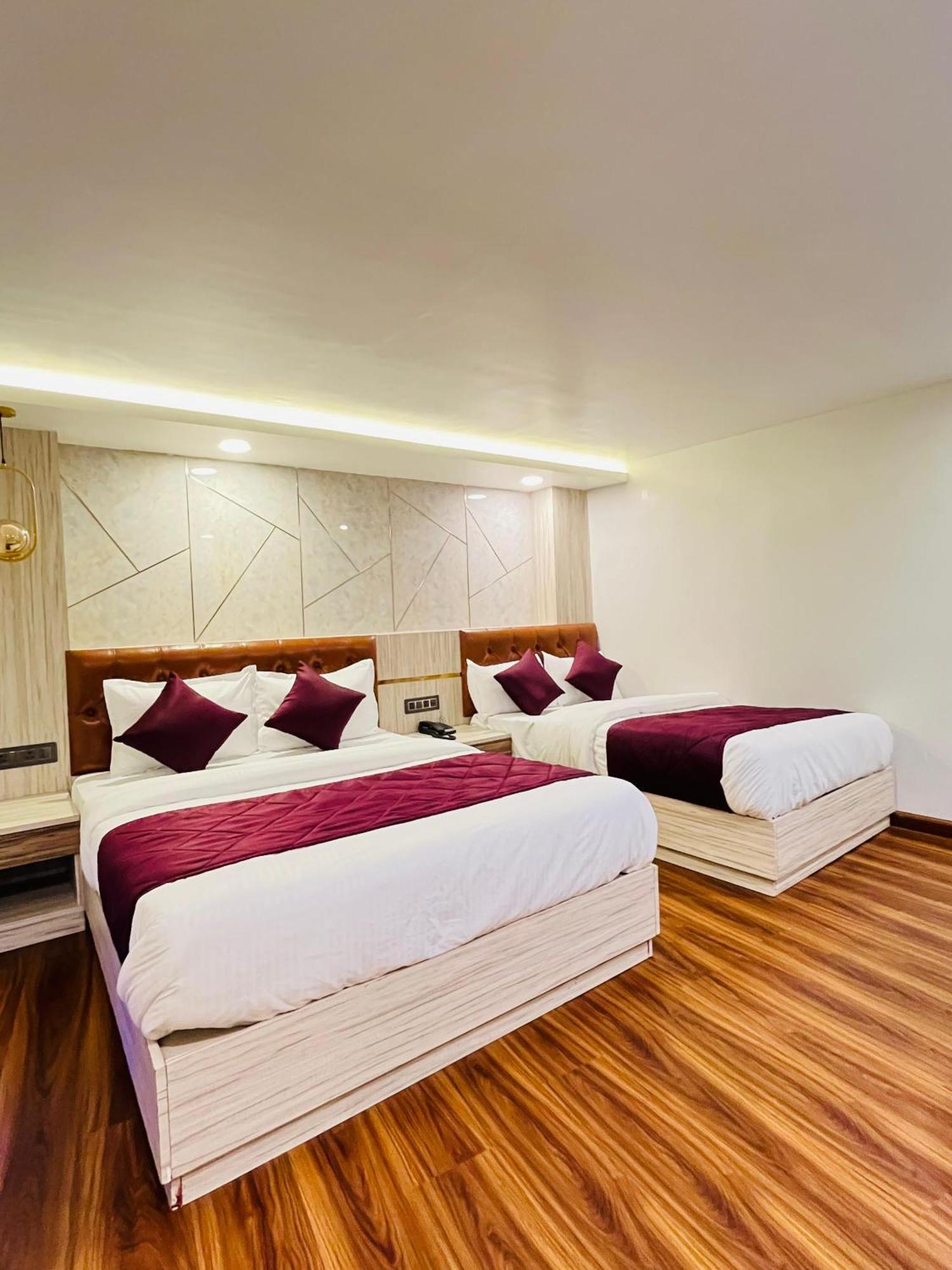 Luxury Stay At Hotel Broadway Boutique Mall Road Chowrasta Near Mahakal Temple 다르질링 외부 사진