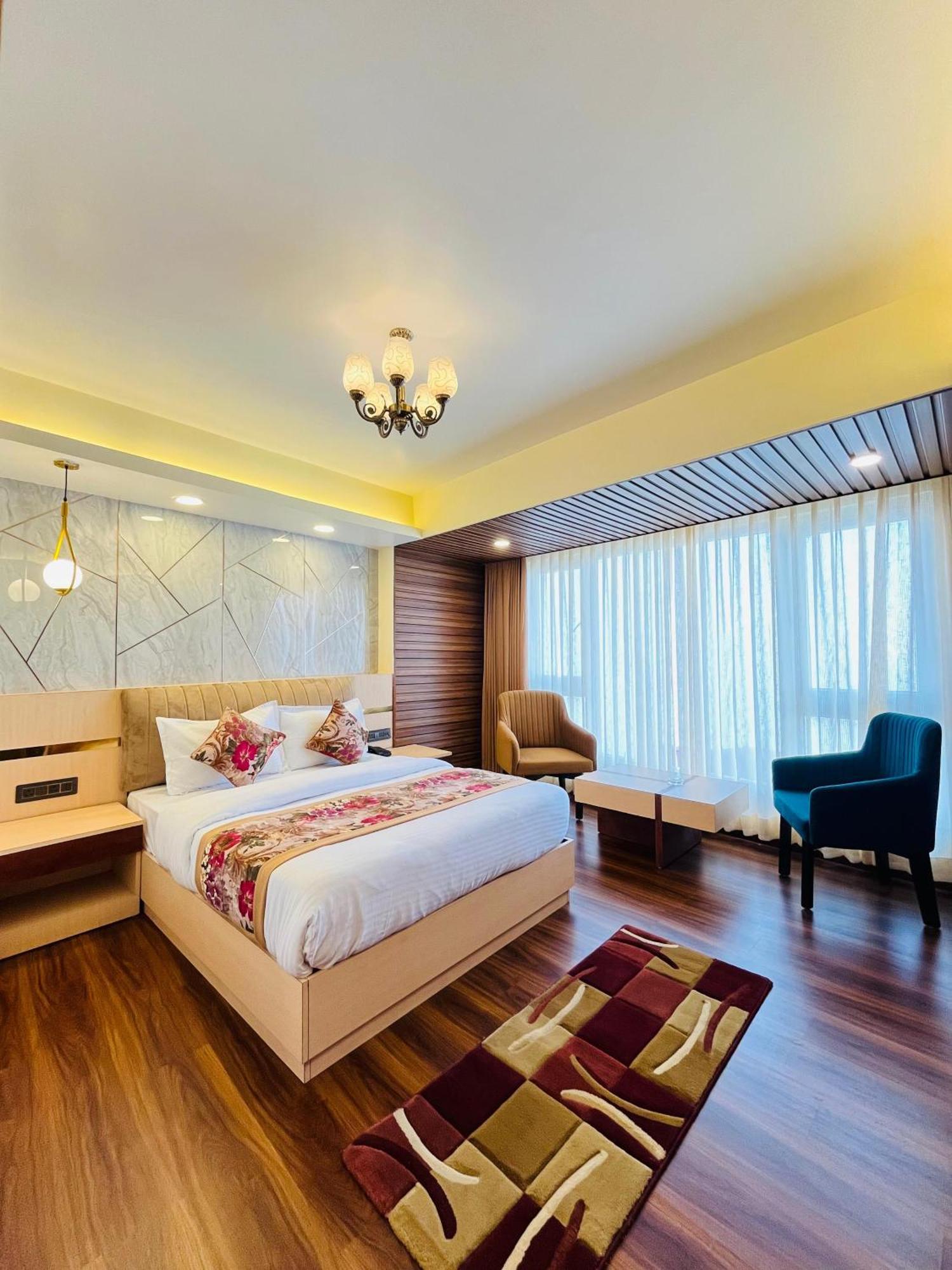 Luxury Stay At Hotel Broadway Boutique Mall Road Chowrasta Near Mahakal Temple 다르질링 외부 사진