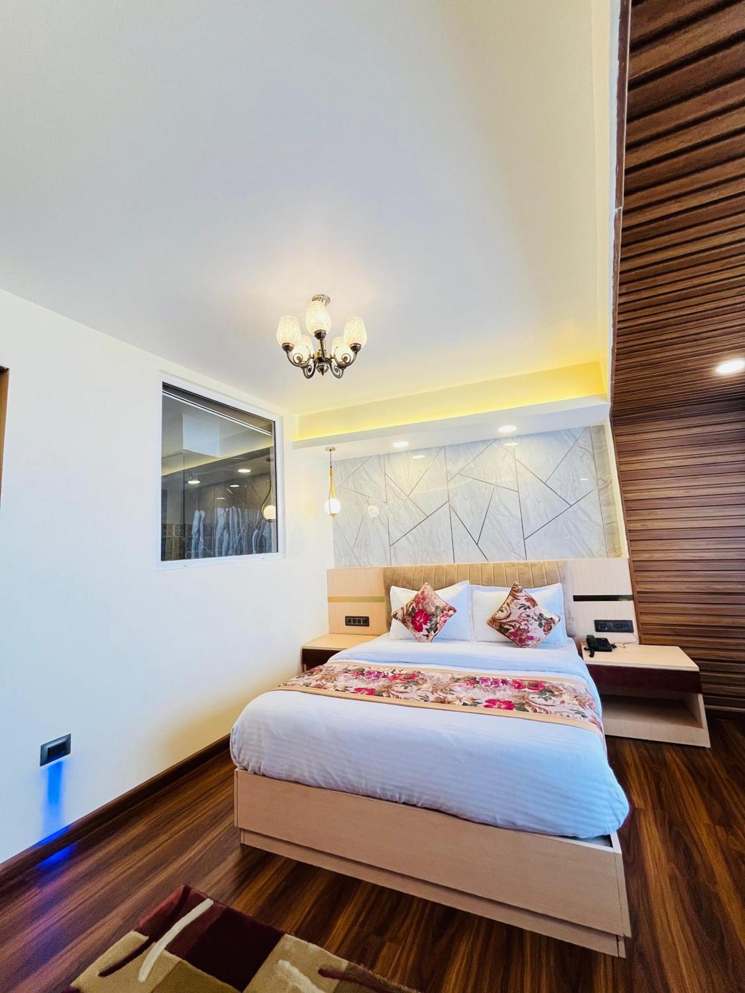 Luxury Stay At Hotel Broadway Boutique Mall Road Chowrasta Near Mahakal Temple 다르질링 외부 사진