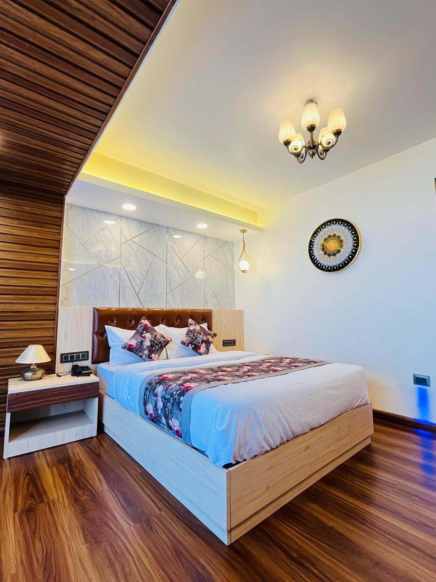 Luxury Stay At Hotel Broadway Boutique Mall Road Chowrasta Near Mahakal Temple 다르질링 외부 사진