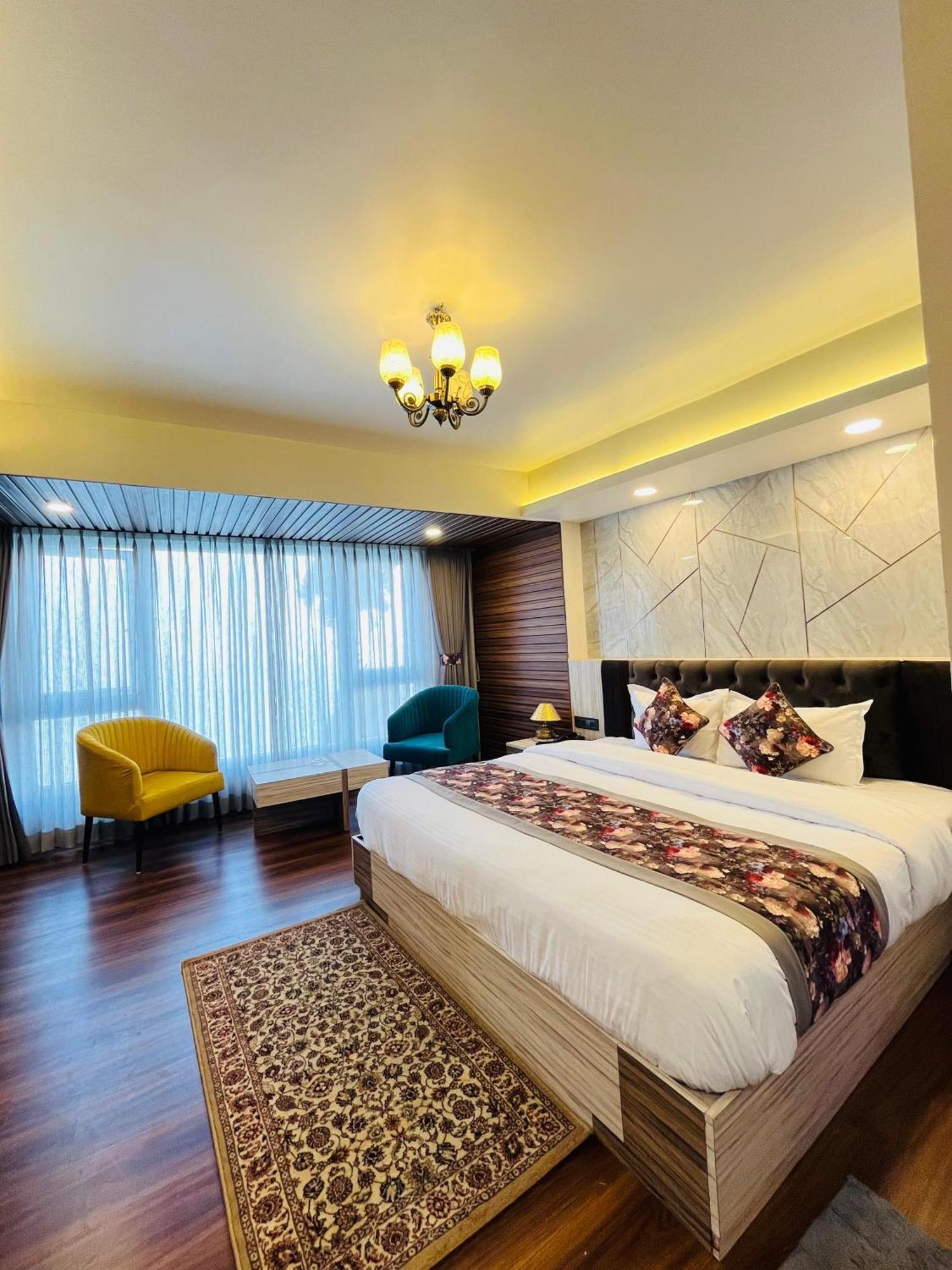 Luxury Stay At Hotel Broadway Boutique Mall Road Chowrasta Near Mahakal Temple 다르질링 외부 사진
