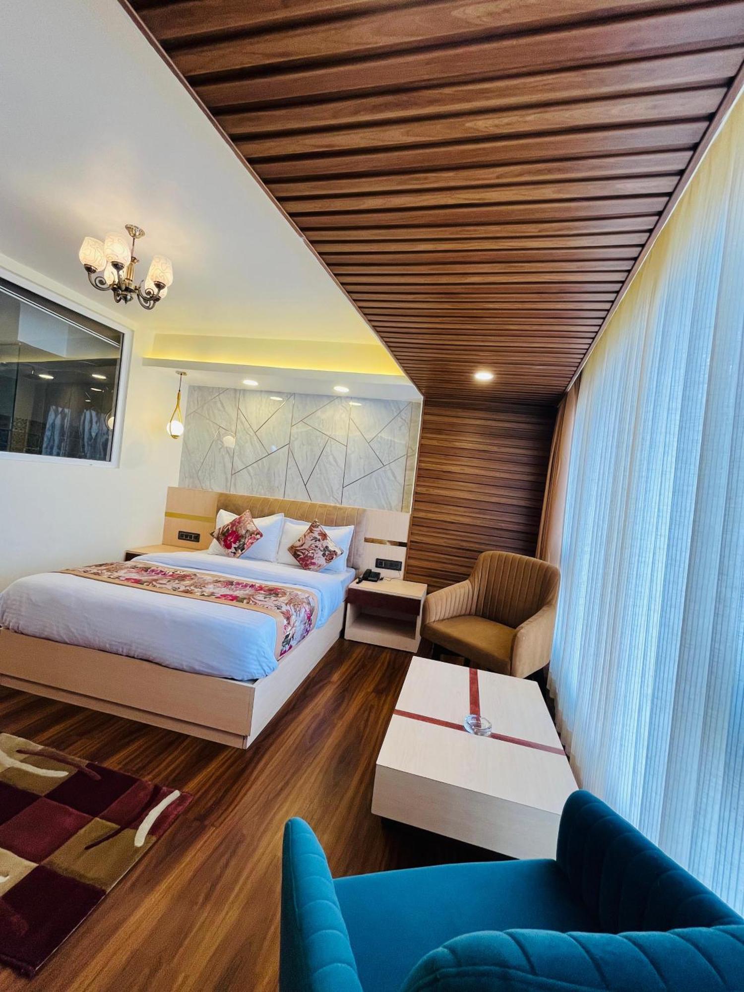 Luxury Stay At Hotel Broadway Boutique Mall Road Chowrasta Near Mahakal Temple 다르질링 외부 사진