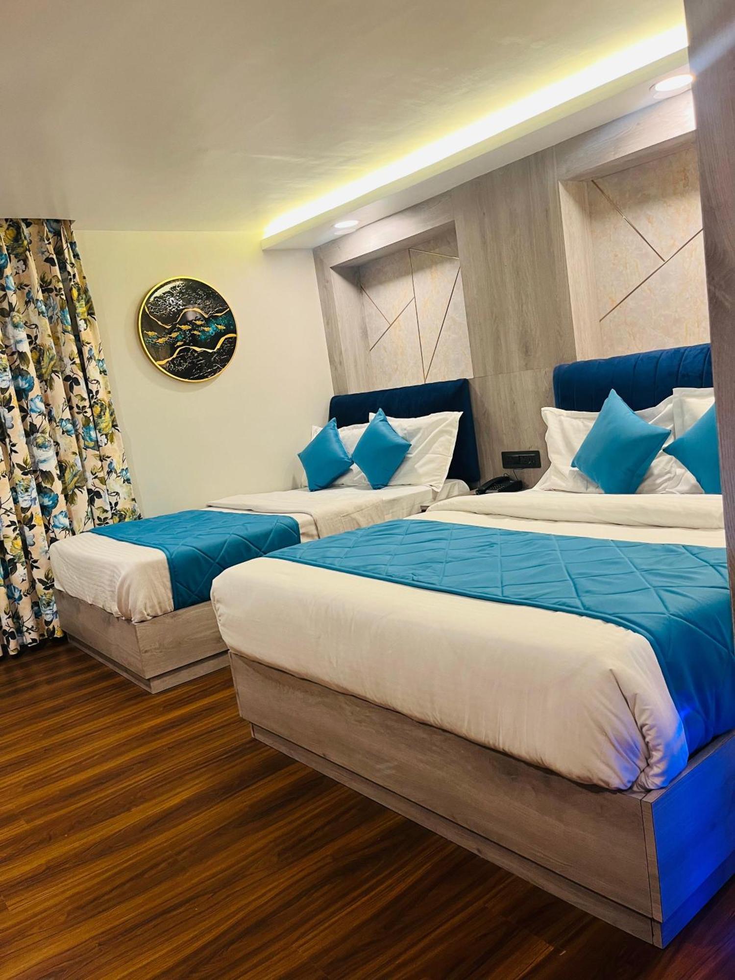 Luxury Stay At Hotel Broadway Boutique Mall Road Chowrasta Near Mahakal Temple 다르질링 외부 사진