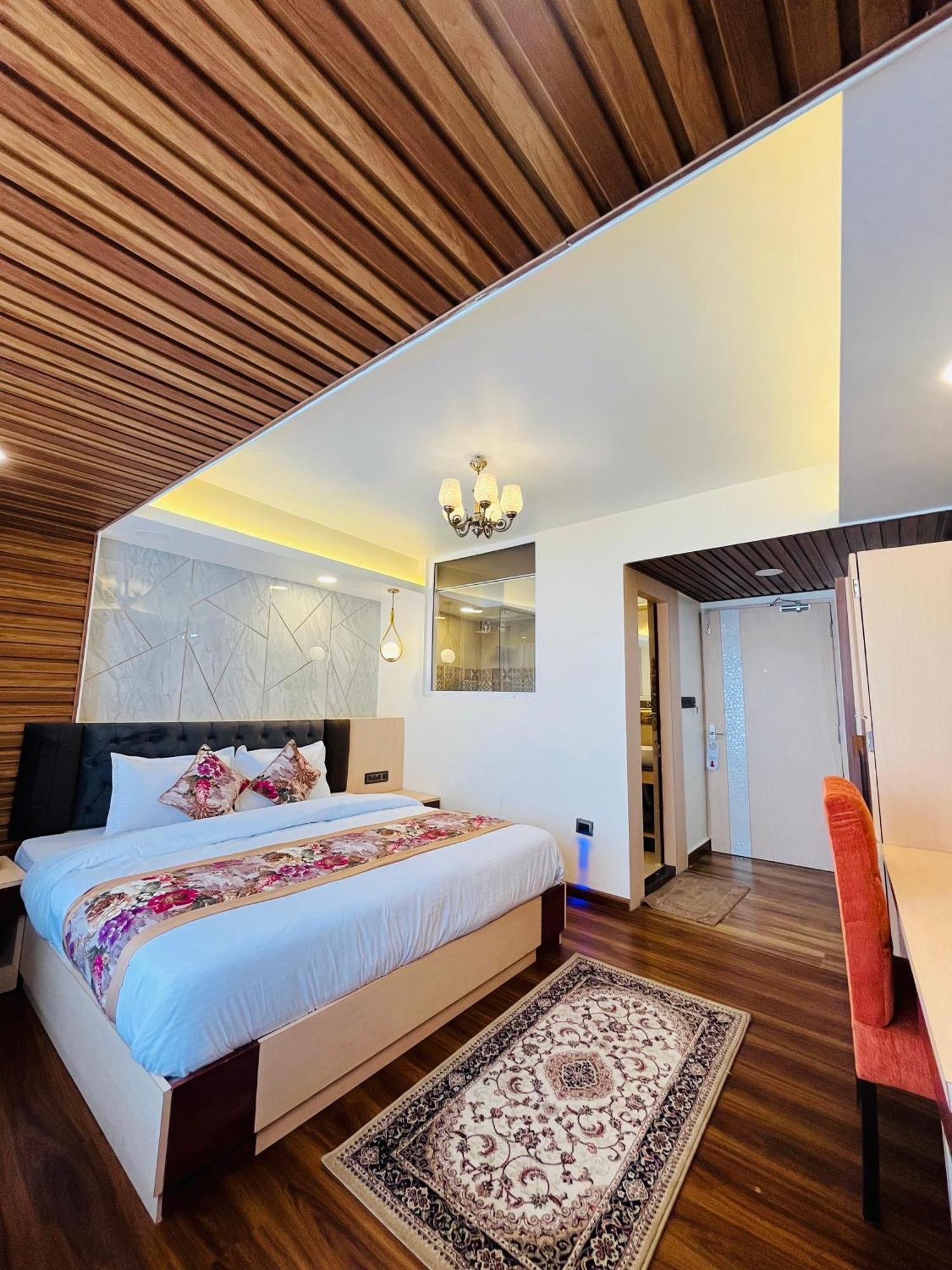 Luxury Stay At Hotel Broadway Boutique Mall Road Chowrasta Near Mahakal Temple 다르질링 외부 사진