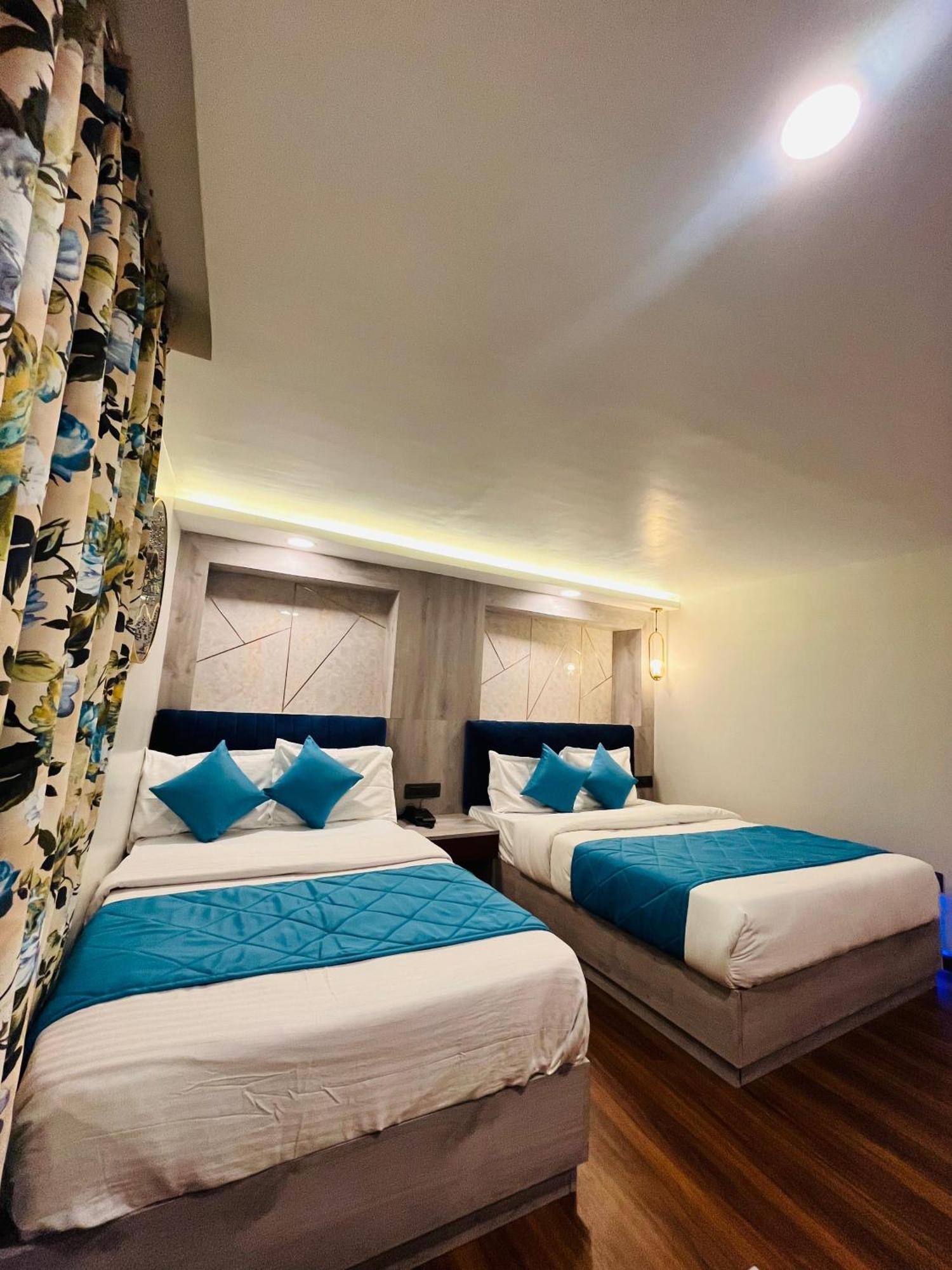 Luxury Stay At Hotel Broadway Boutique Mall Road Chowrasta Near Mahakal Temple 다르질링 외부 사진