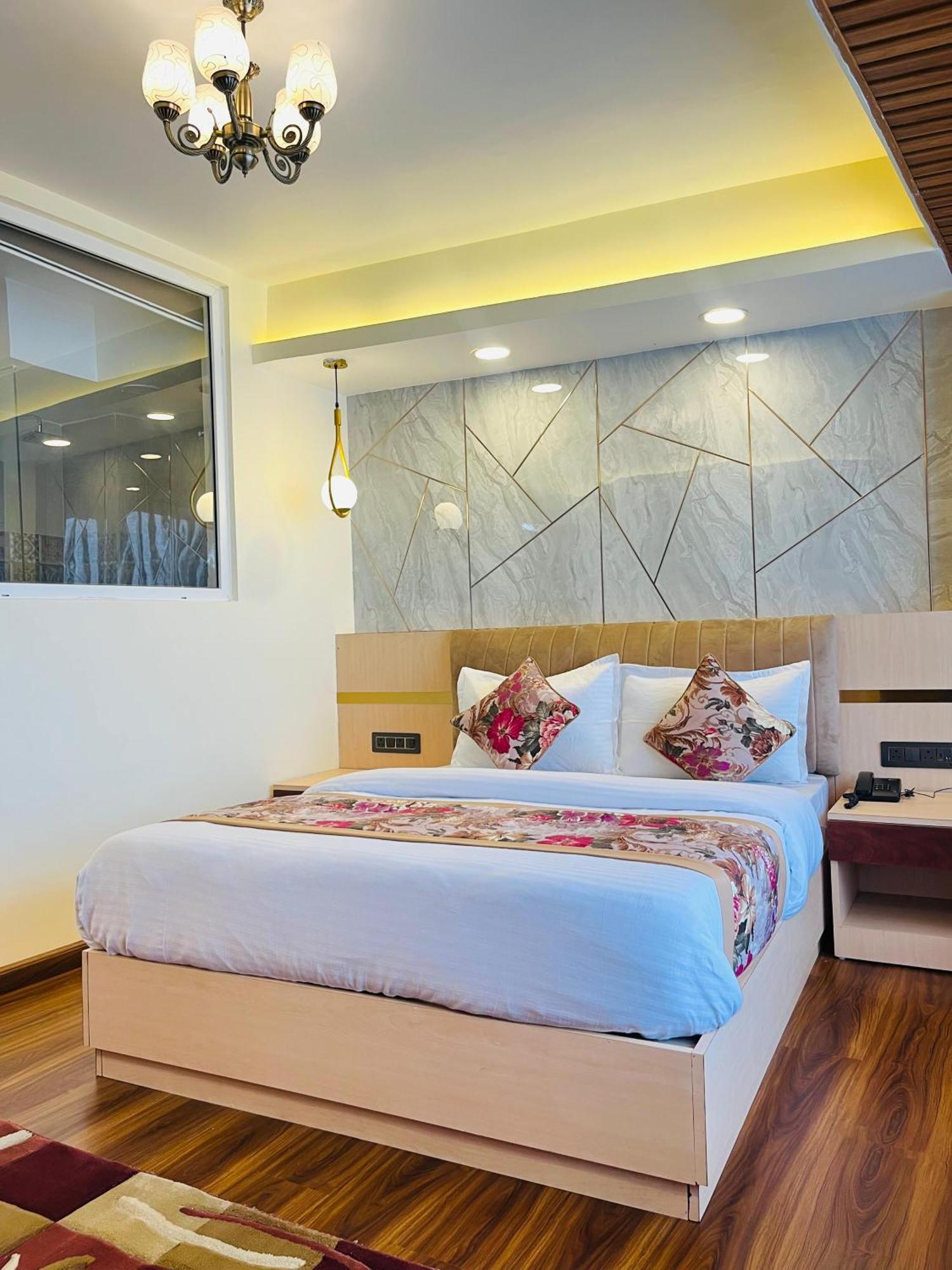 Luxury Stay At Hotel Broadway Boutique Mall Road Chowrasta Near Mahakal Temple 다르질링 외부 사진