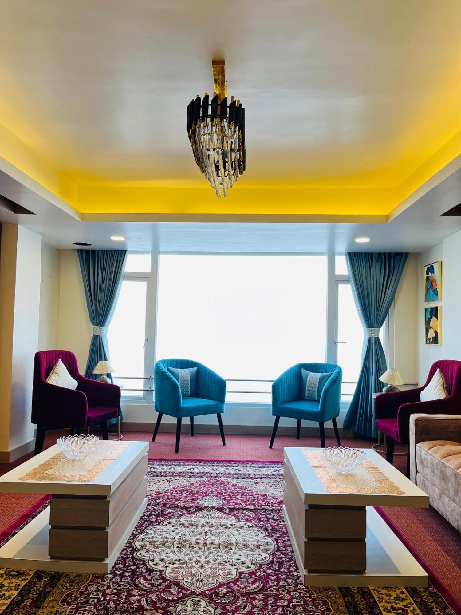 Luxury Stay At Hotel Broadway Boutique Mall Road Chowrasta Near Mahakal Temple 다르질링 외부 사진