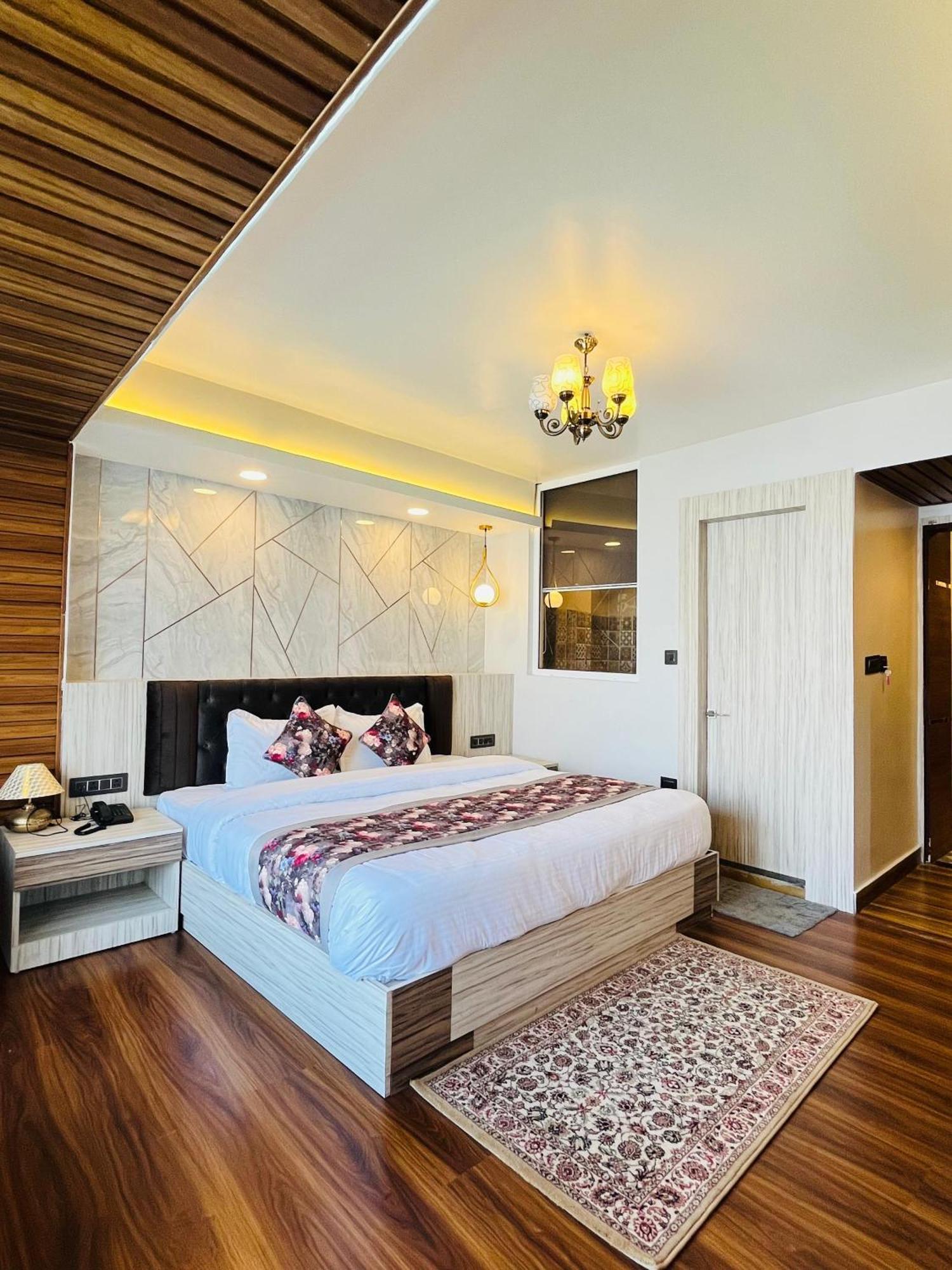 Luxury Stay At Hotel Broadway Boutique Mall Road Chowrasta Near Mahakal Temple 다르질링 외부 사진