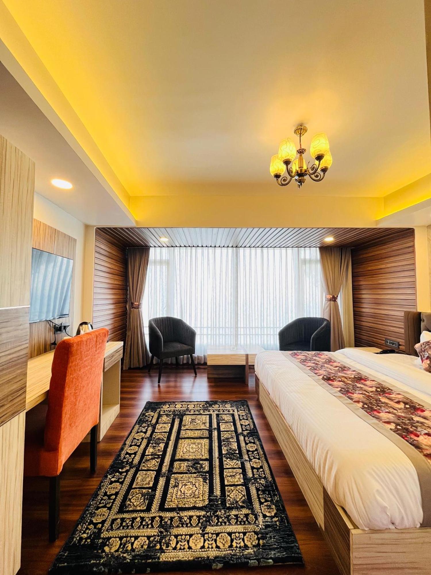 Luxury Stay At Hotel Broadway Boutique Mall Road Chowrasta Near Mahakal Temple 다르질링 외부 사진