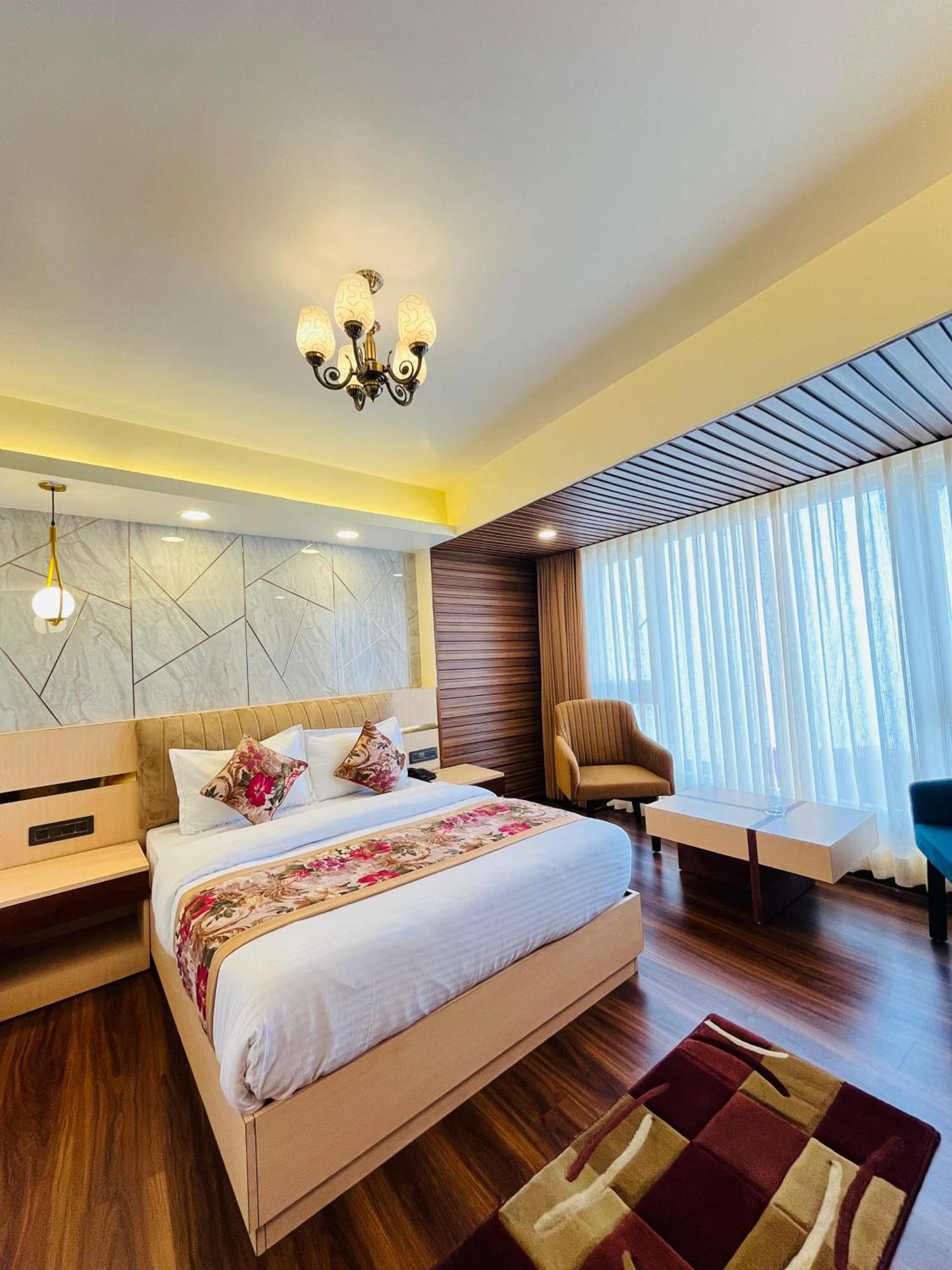 Luxury Stay At Hotel Broadway Boutique Mall Road Chowrasta Near Mahakal Temple 다르질링 외부 사진
