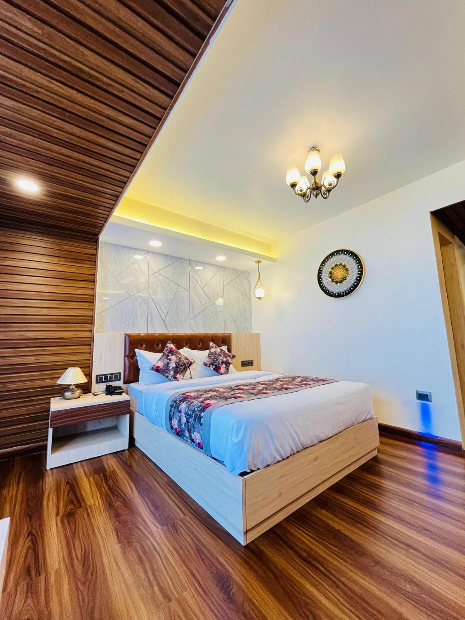 Luxury Stay At Hotel Broadway Boutique Mall Road Chowrasta Near Mahakal Temple 다르질링 외부 사진