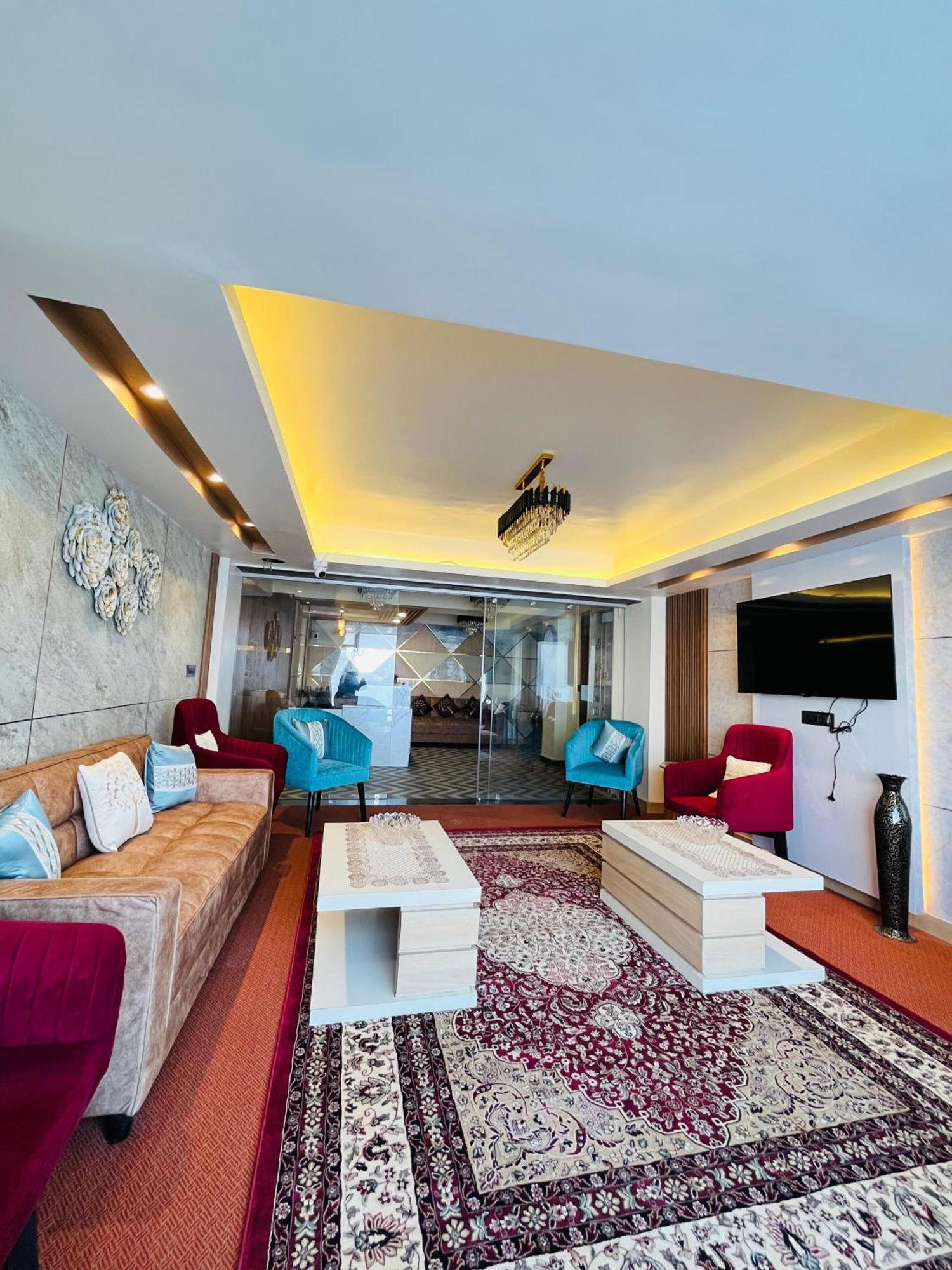 Luxury Stay At Hotel Broadway Boutique Mall Road Chowrasta Near Mahakal Temple 다르질링 외부 사진