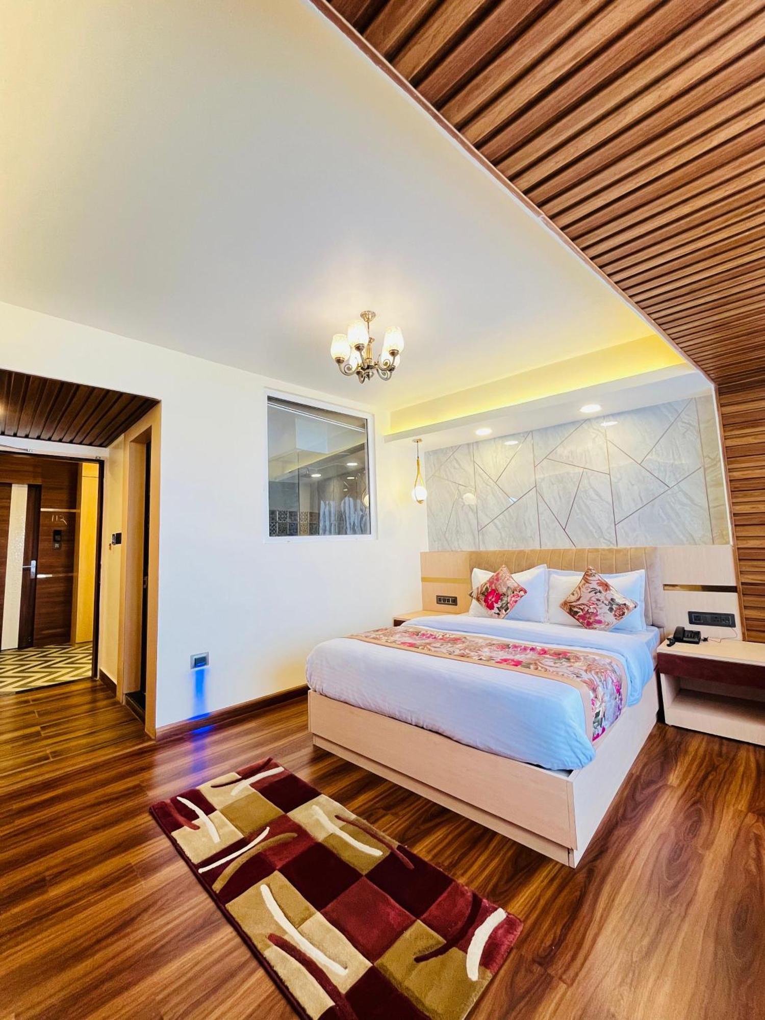Luxury Stay At Hotel Broadway Boutique Mall Road Chowrasta Near Mahakal Temple 다르질링 외부 사진