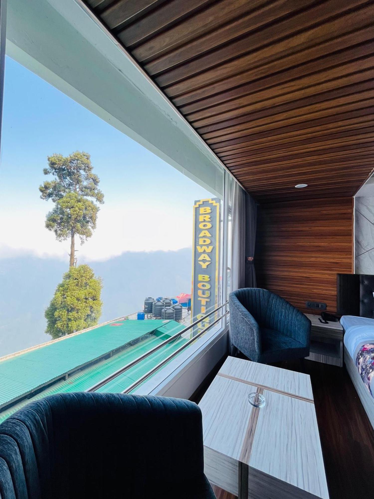 Luxury Stay At Hotel Broadway Boutique Mall Road Chowrasta Near Mahakal Temple 다르질링 외부 사진