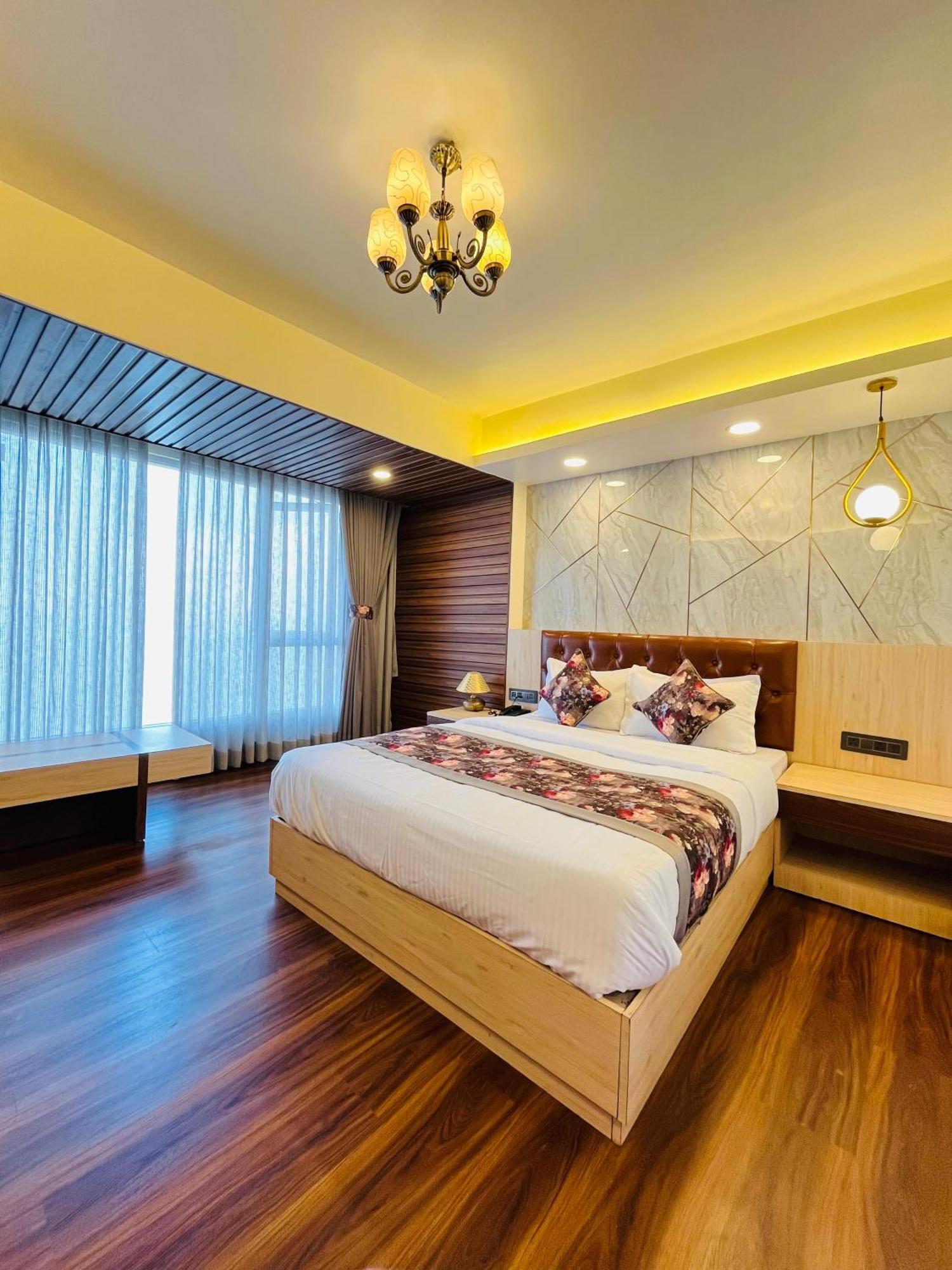 Luxury Stay At Hotel Broadway Boutique Mall Road Chowrasta Near Mahakal Temple 다르질링 외부 사진
