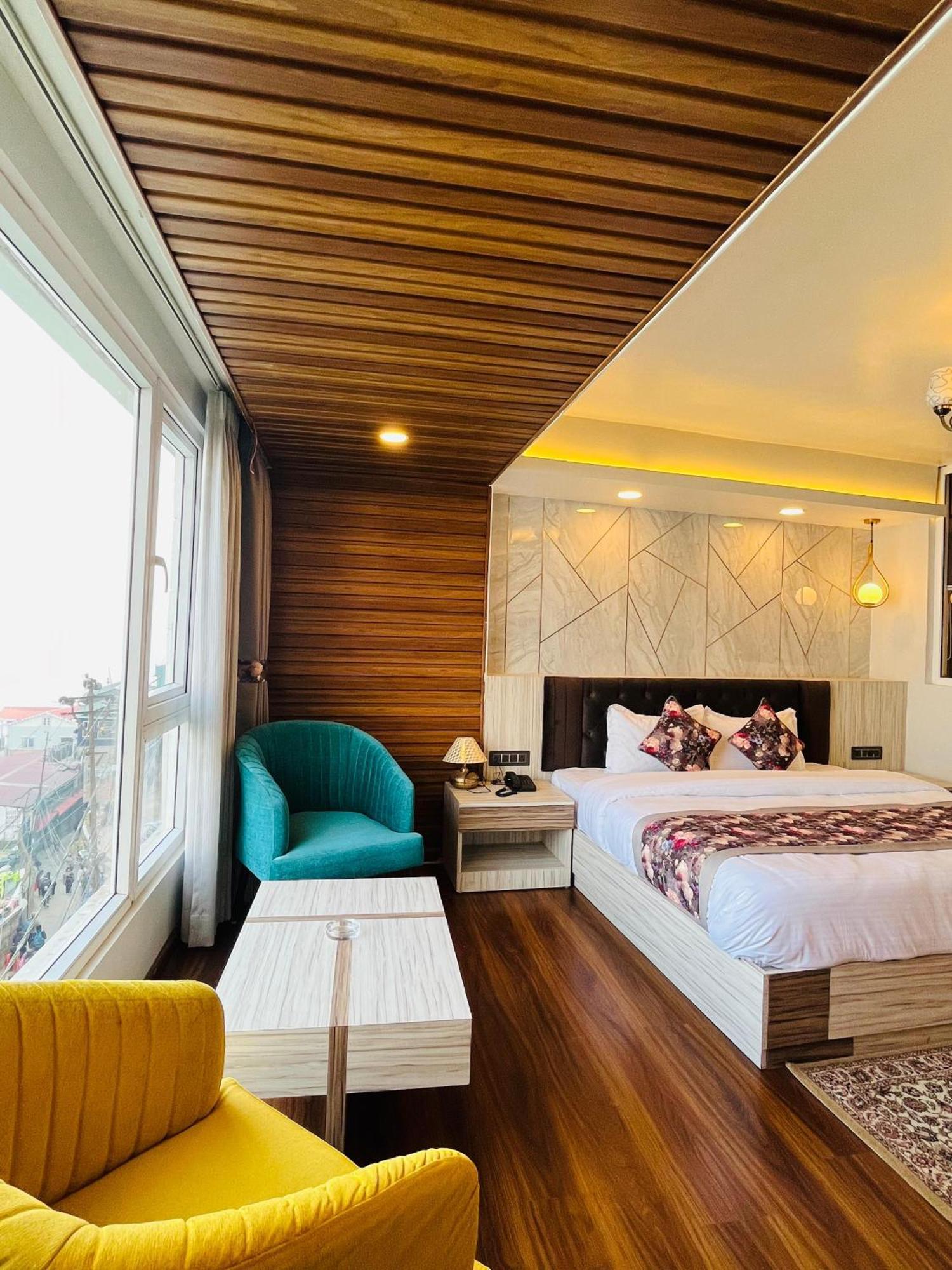 Luxury Stay At Hotel Broadway Boutique Mall Road Chowrasta Near Mahakal Temple 다르질링 외부 사진