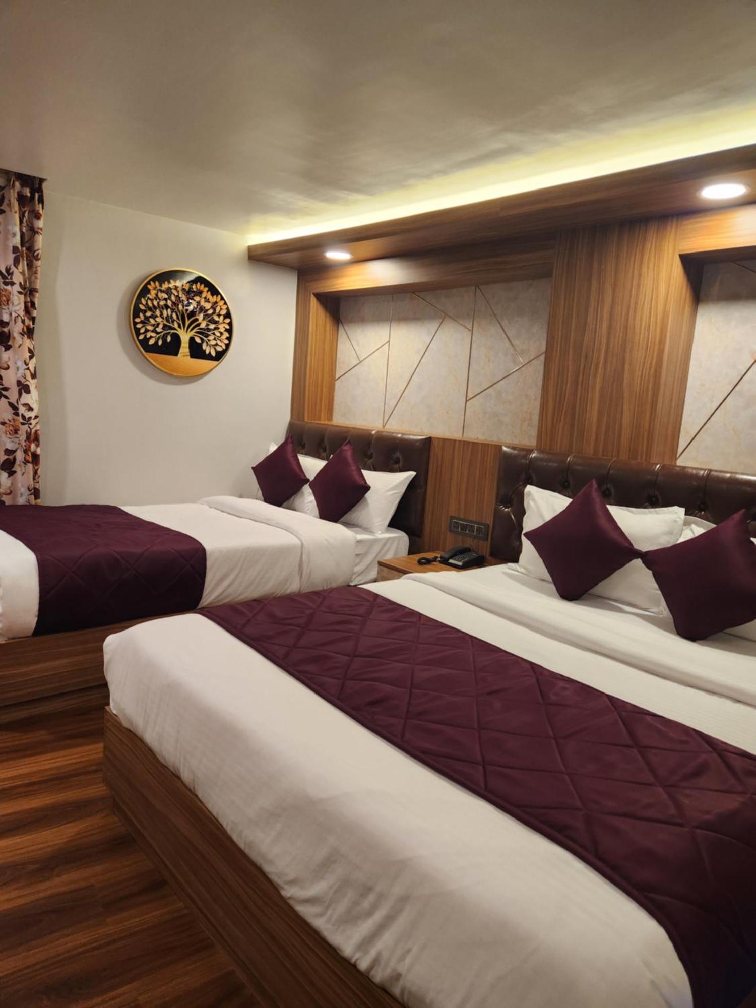 Luxury Stay At Hotel Broadway Boutique Mall Road Chowrasta Near Mahakal Temple 다르질링 외부 사진