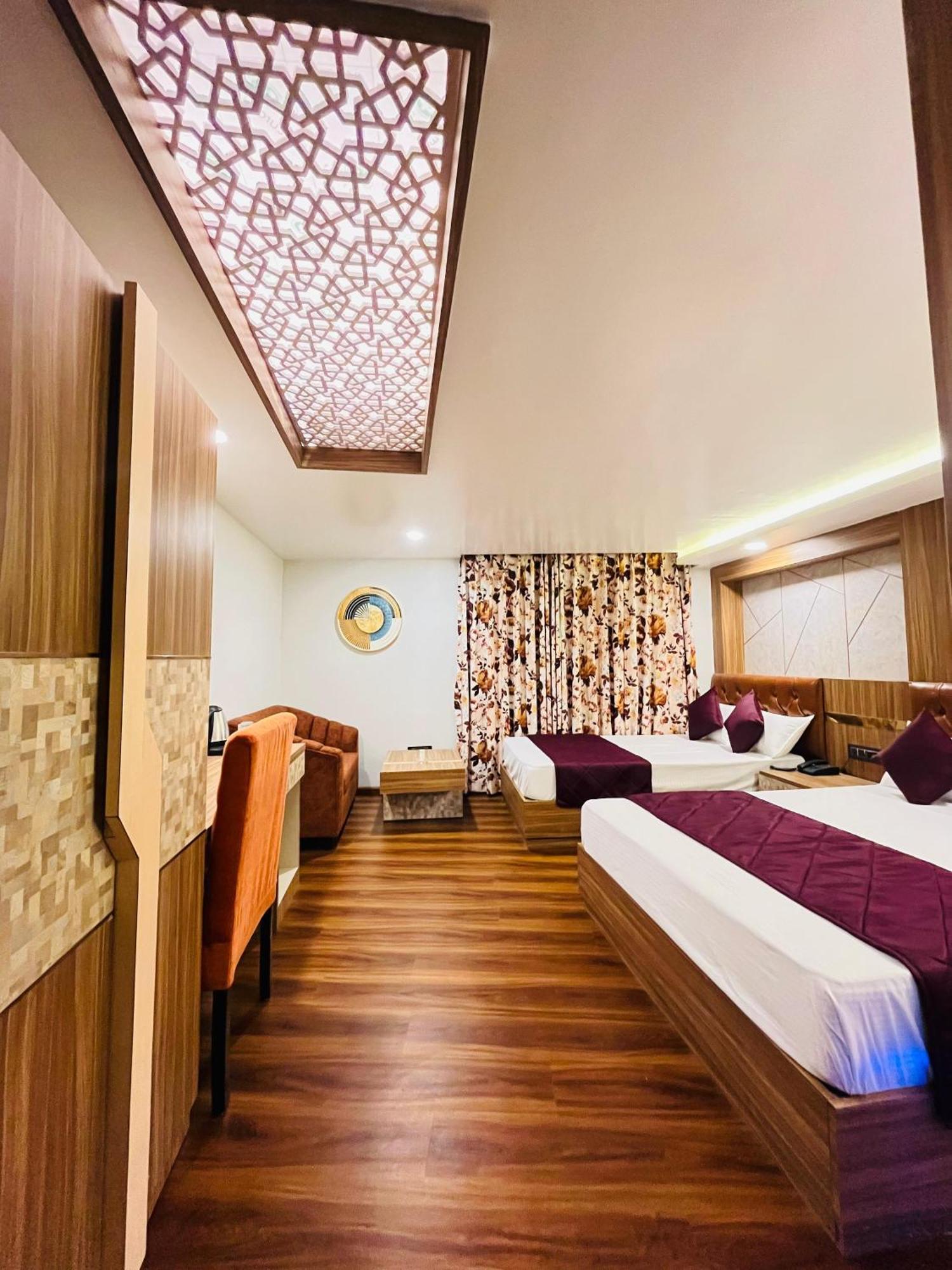 Luxury Stay At Hotel Broadway Boutique Mall Road Chowrasta Near Mahakal Temple 다르질링 외부 사진