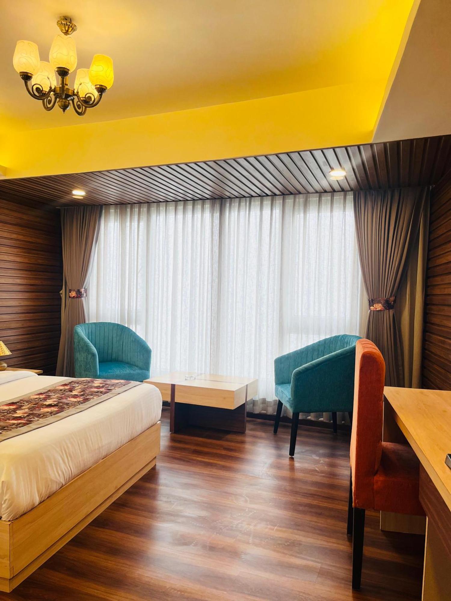 Luxury Stay At Hotel Broadway Boutique Mall Road Chowrasta Near Mahakal Temple 다르질링 외부 사진