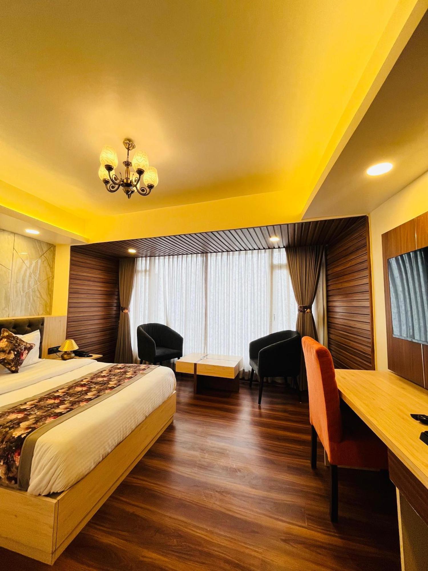 Luxury Stay At Hotel Broadway Boutique Mall Road Chowrasta Near Mahakal Temple 다르질링 외부 사진