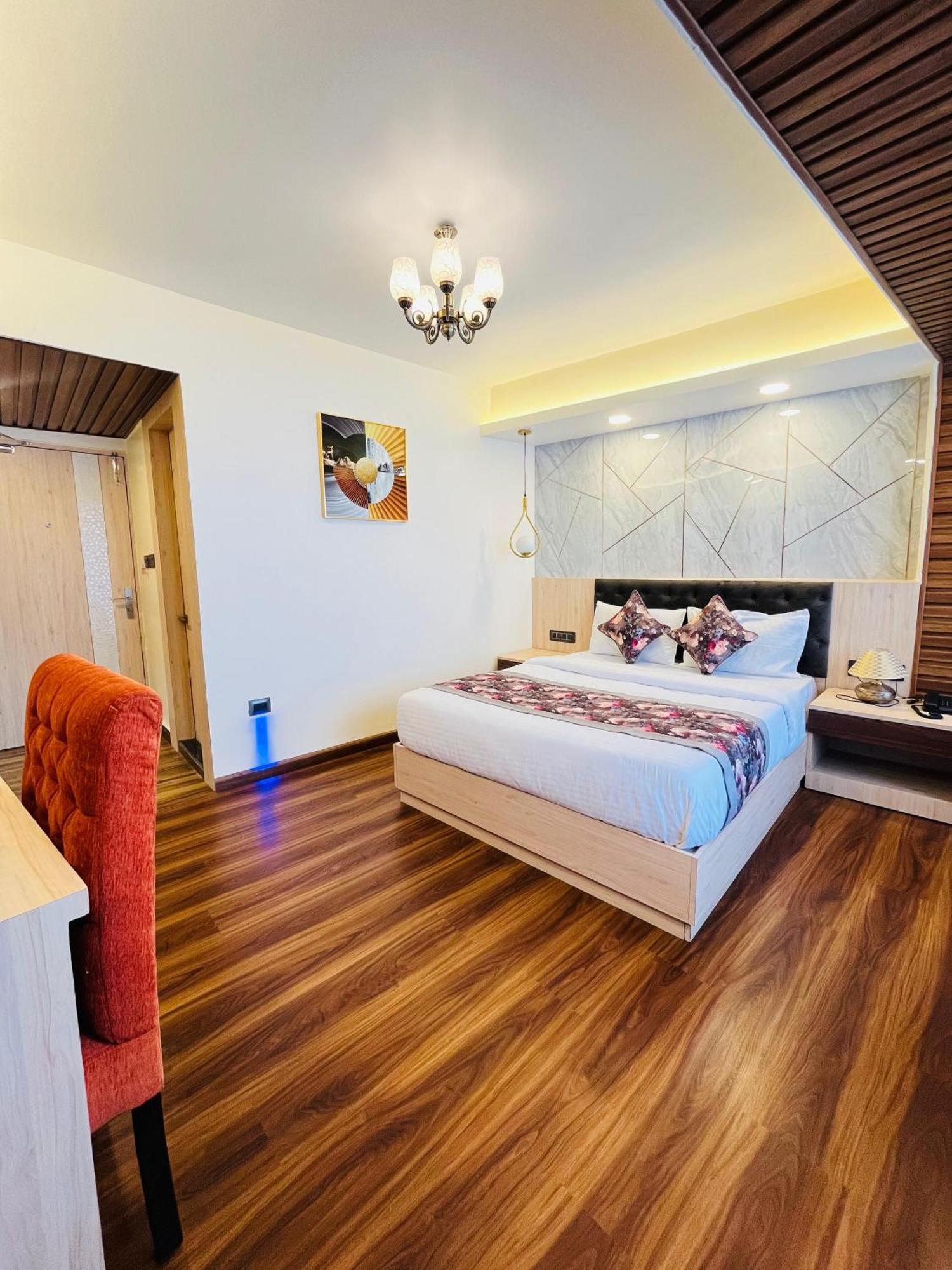 Luxury Stay At Hotel Broadway Boutique Mall Road Chowrasta Near Mahakal Temple 다르질링 외부 사진