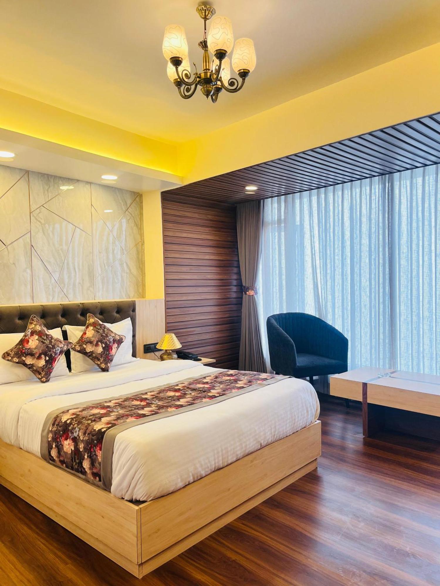 Luxury Stay At Hotel Broadway Boutique Mall Road Chowrasta Near Mahakal Temple 다르질링 외부 사진