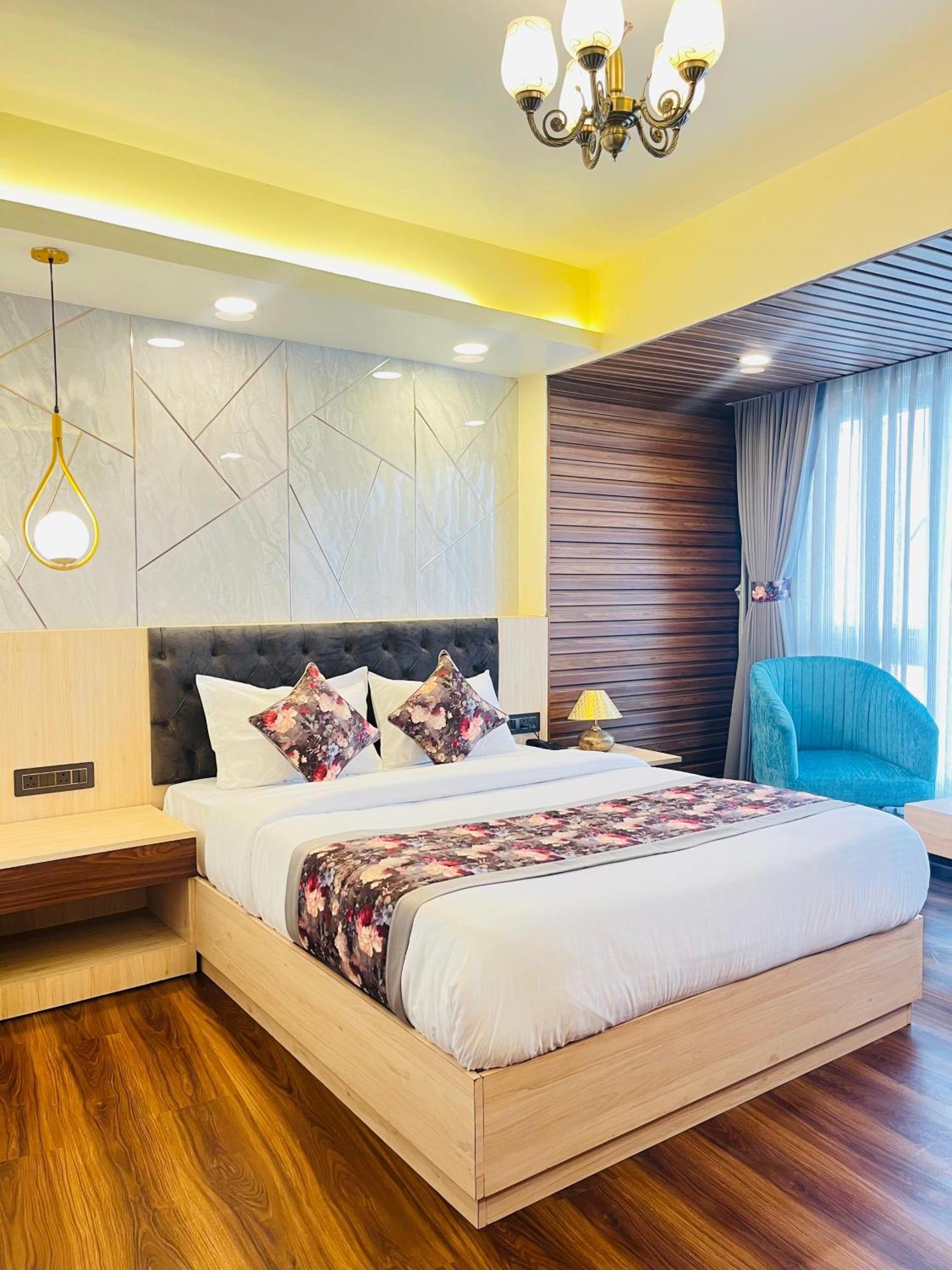 Luxury Stay At Hotel Broadway Boutique Mall Road Chowrasta Near Mahakal Temple 다르질링 외부 사진
