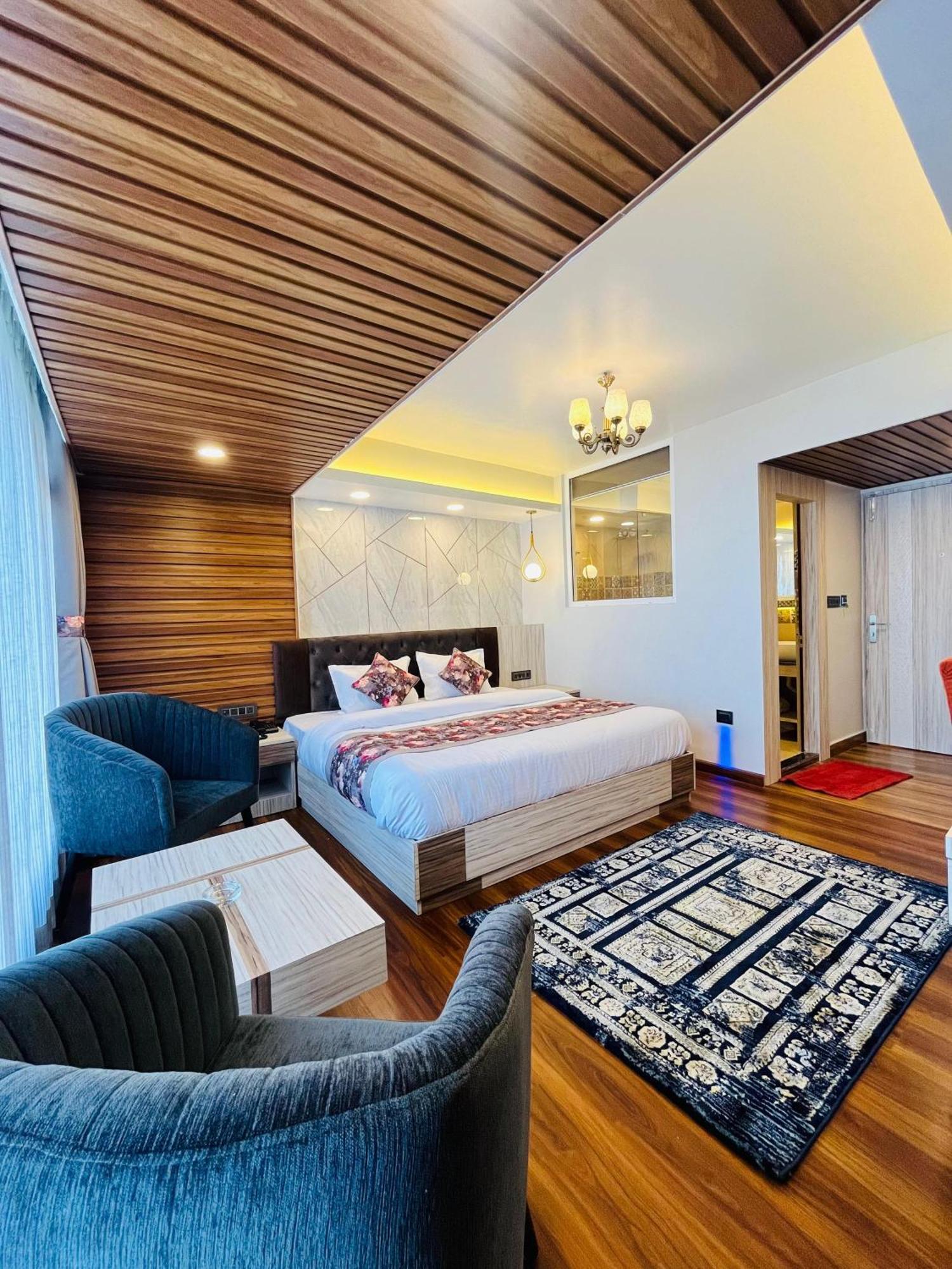 Luxury Stay At Hotel Broadway Boutique Mall Road Chowrasta Near Mahakal Temple 다르질링 외부 사진